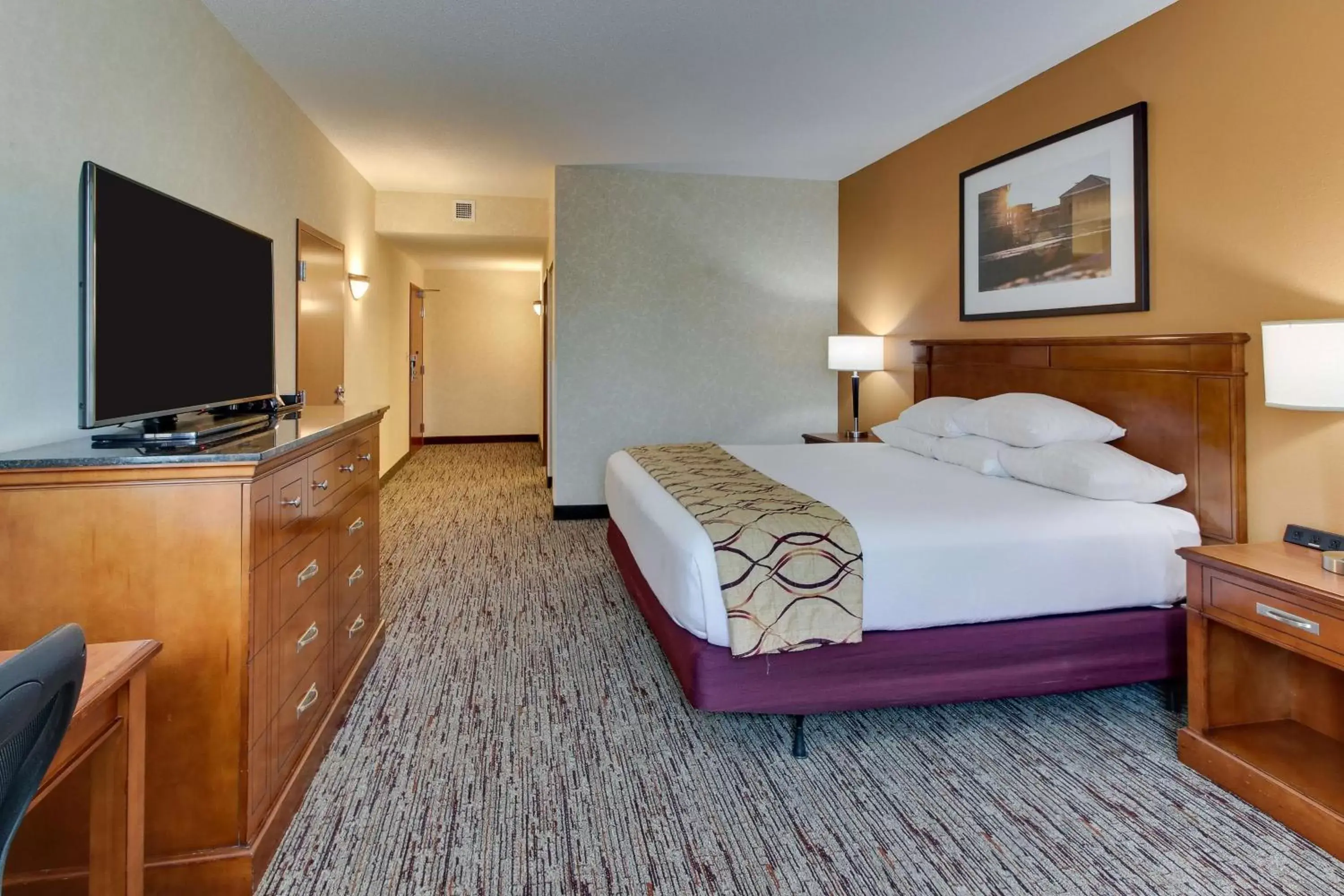 Photo of the whole room, Bed in Drury Inn & Suites Meridian