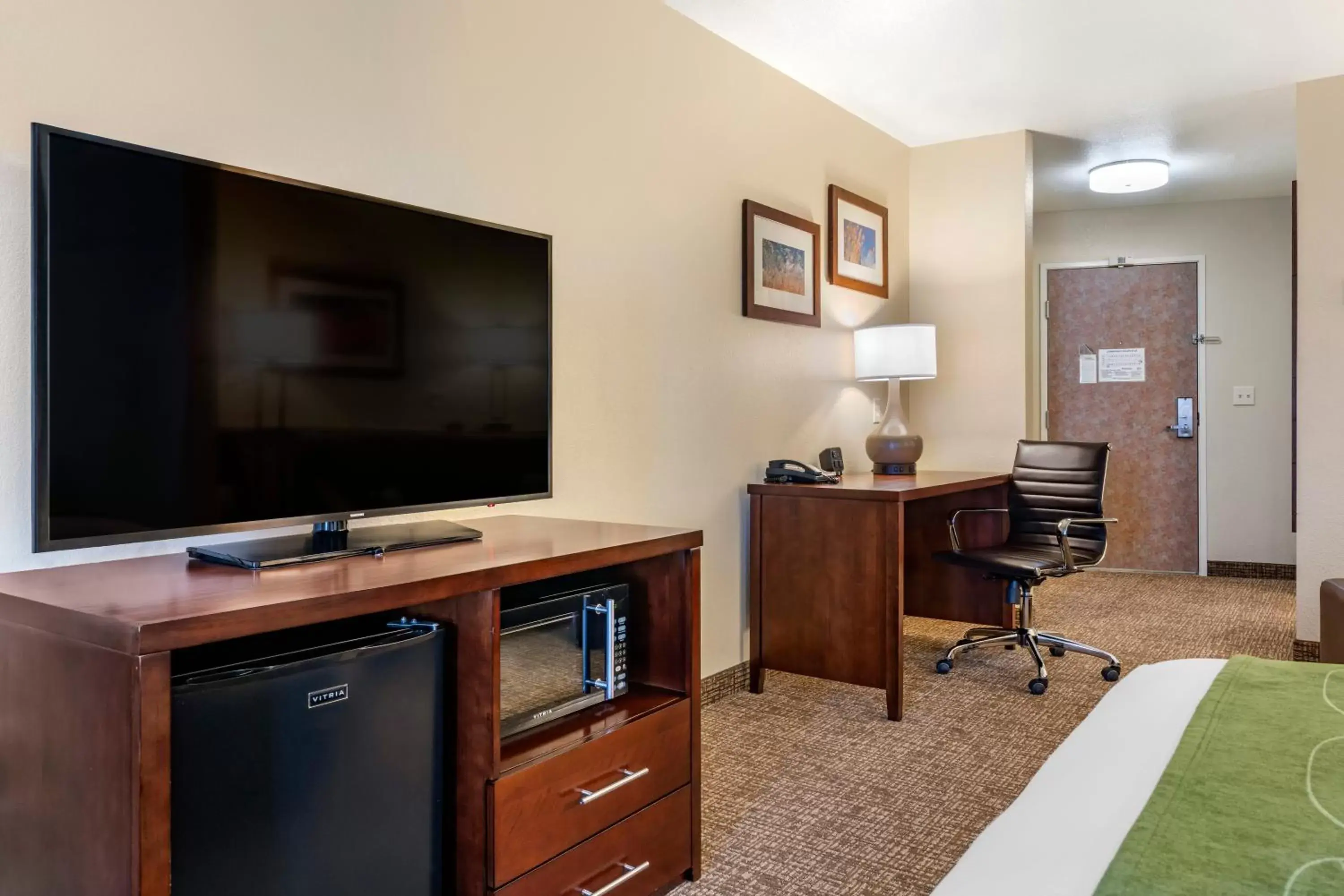 Photo of the whole room, TV/Entertainment Center in Comfort Suites Fernley