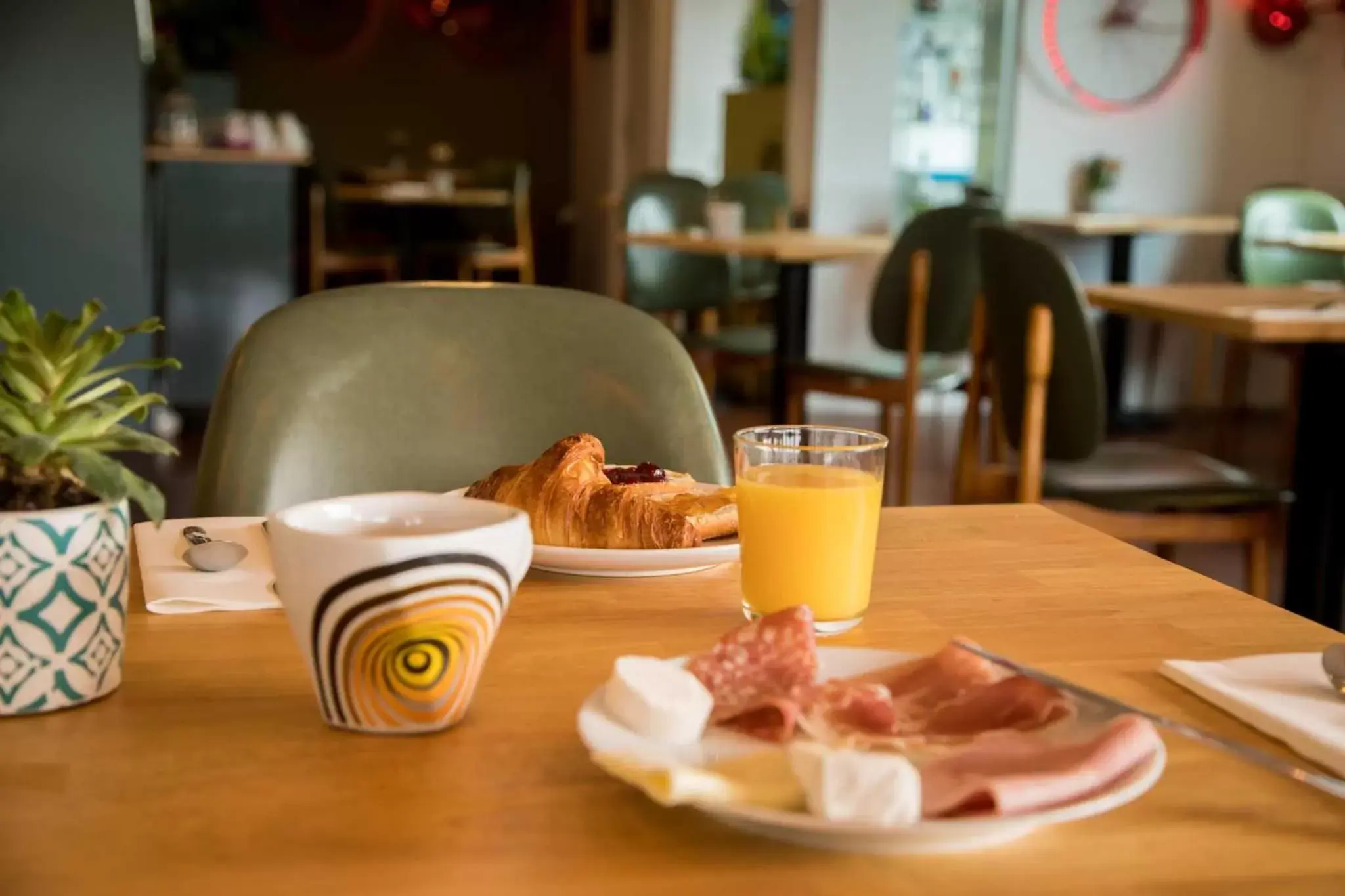 Food and drinks in Hôtel Les Hauts de Meursault Food and drinks in Hôtel Les Hauts de Meursault