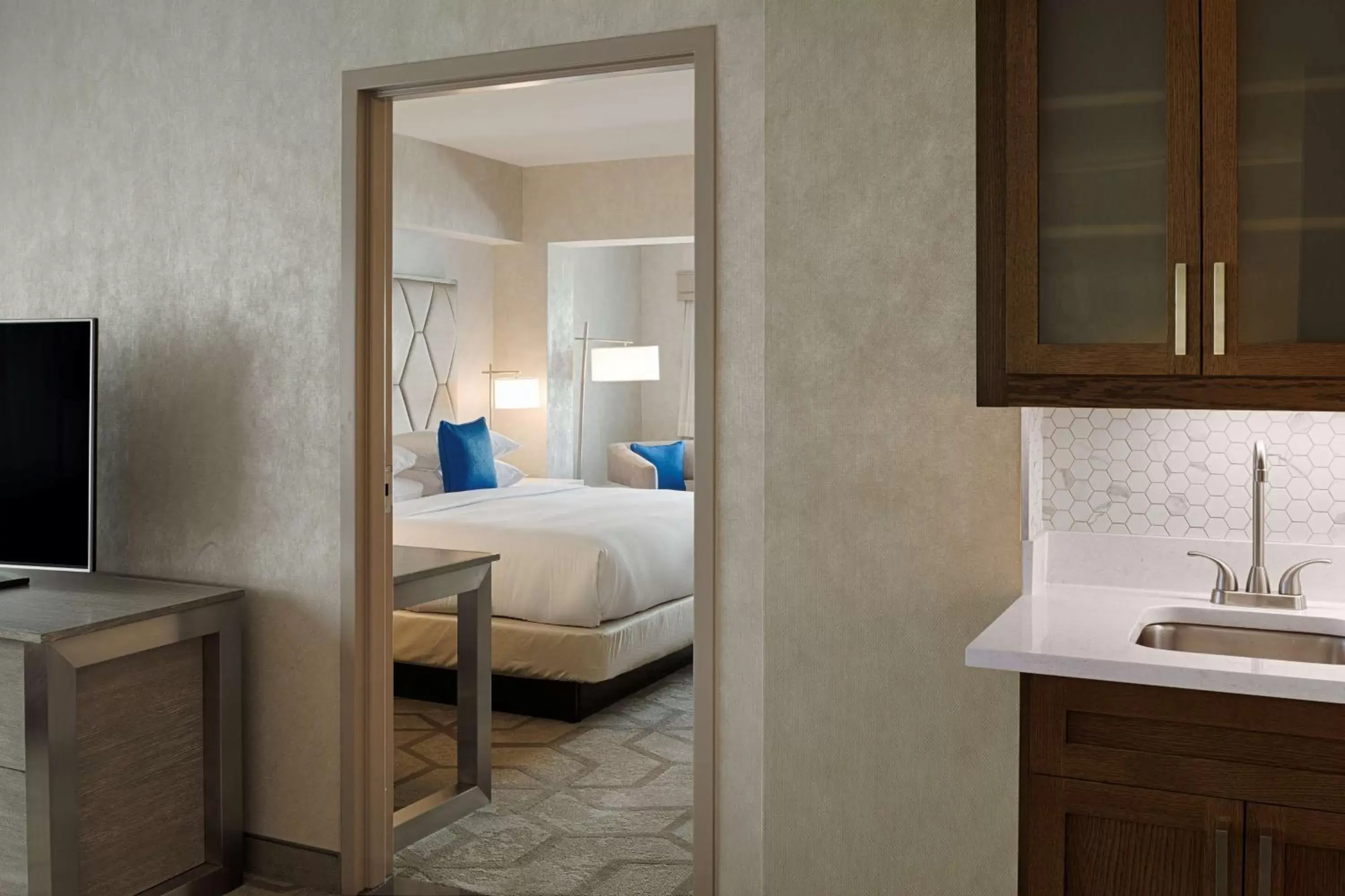 Kitchen or kitchenette, Bed in The Kingsley Bloomfield Hills - a DoubleTree by Hilton