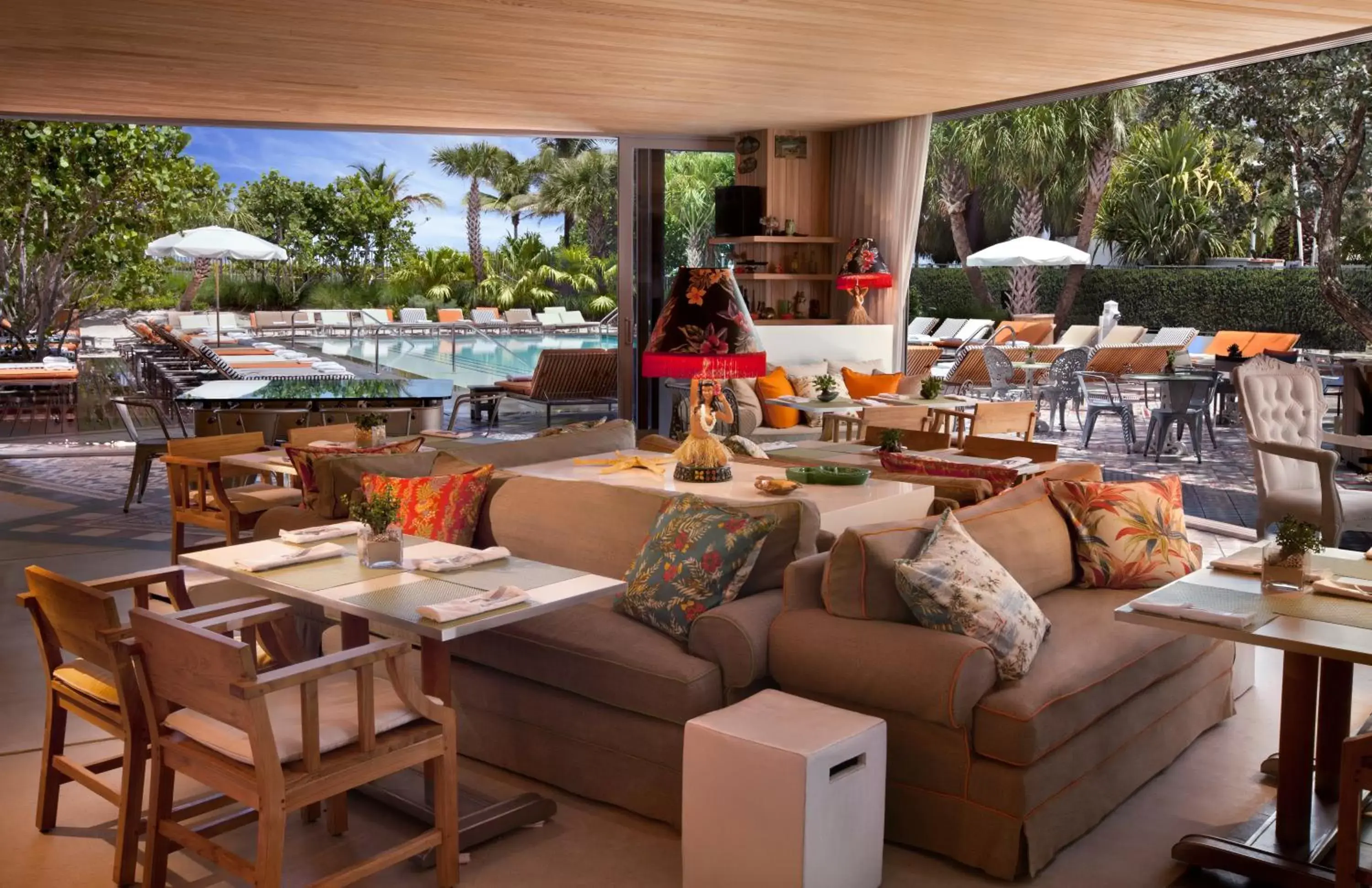Lounge or bar, Restaurant/Places to Eat in SLS South Beach