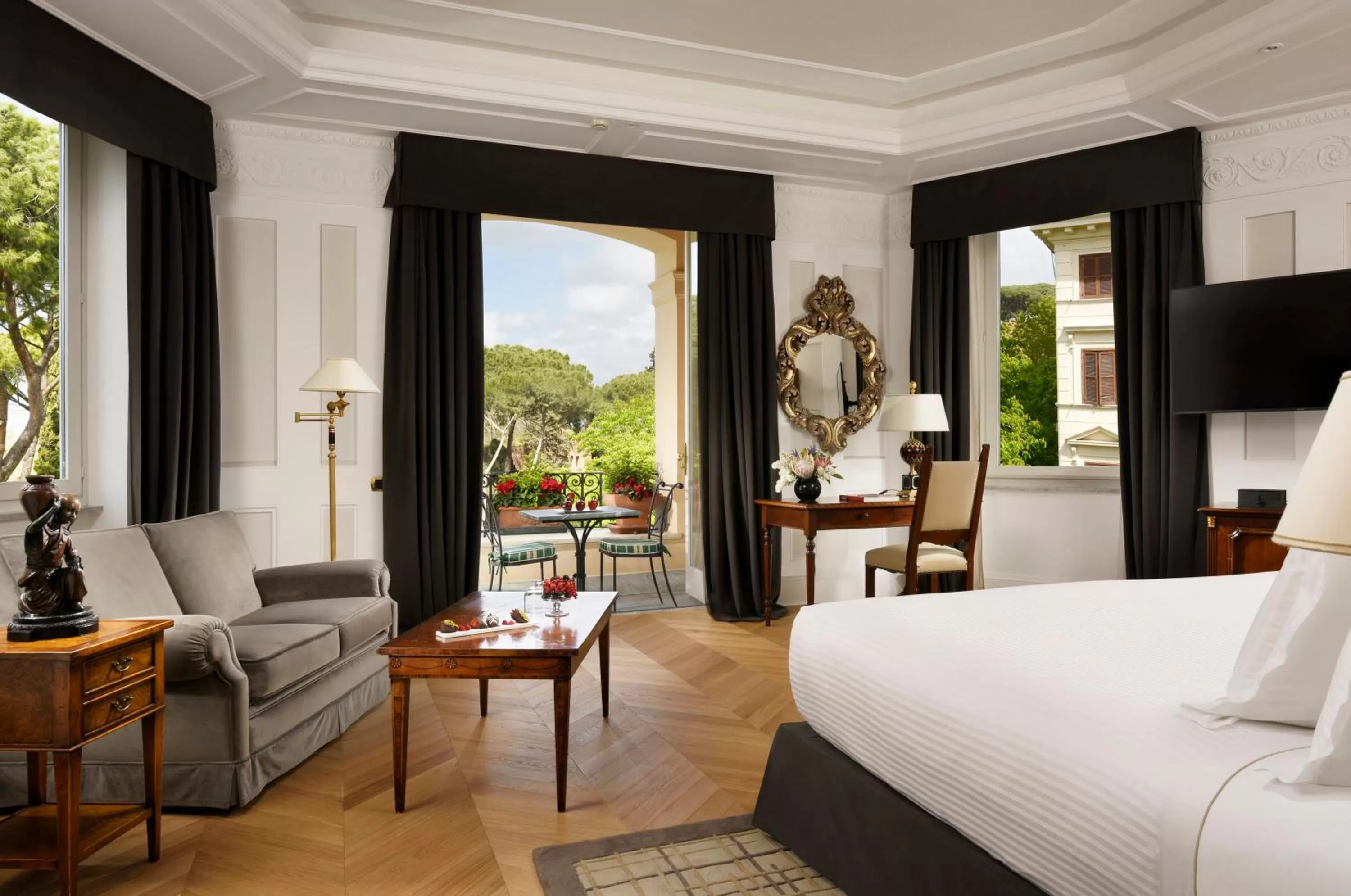 View (from property/room), Bed in Hotel Splendide Royal - The Leading Hotels of the World