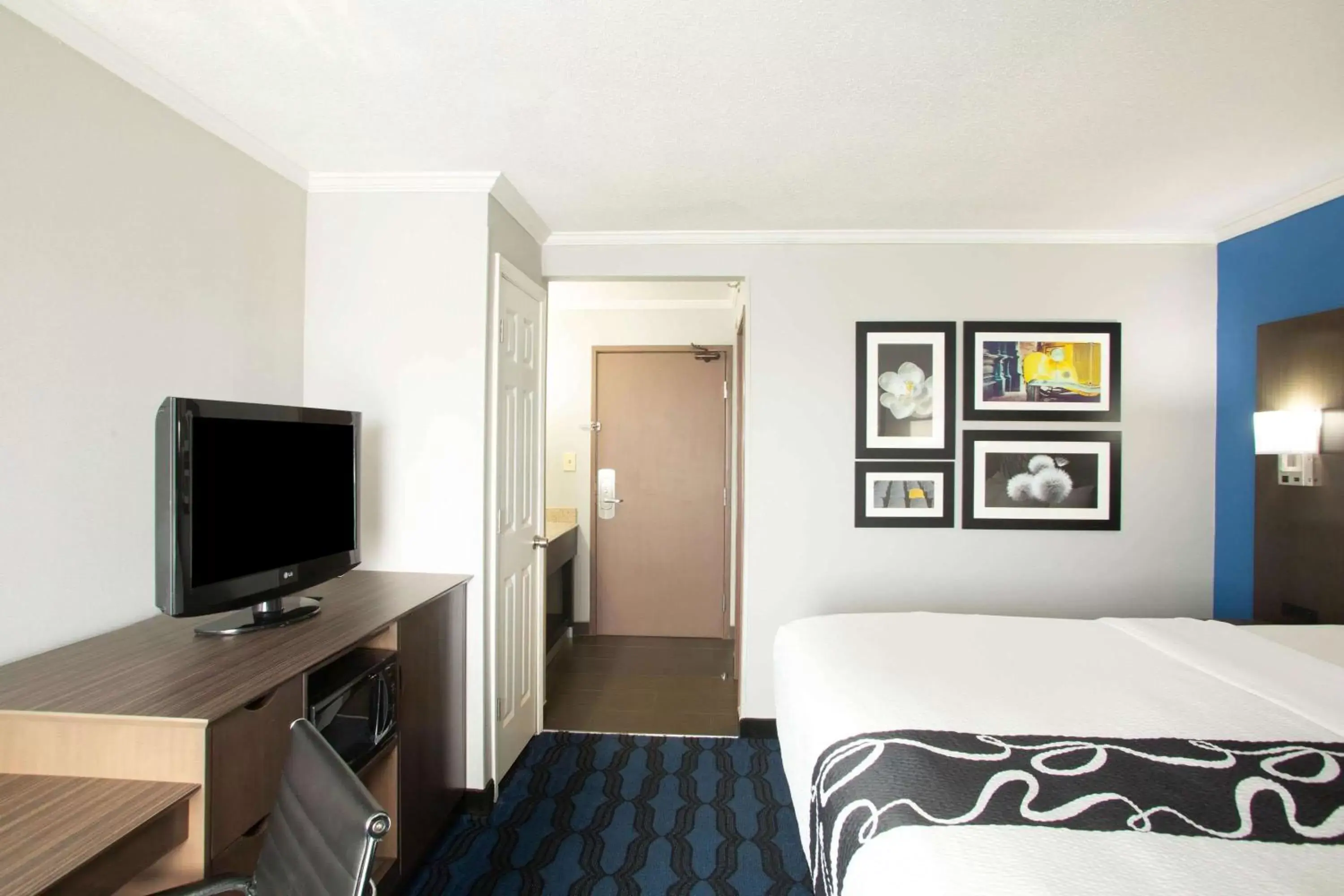 Photo of the whole room, Bed in La Quinta Inn by Wyndham St. Louis Hazelwood - Airport North