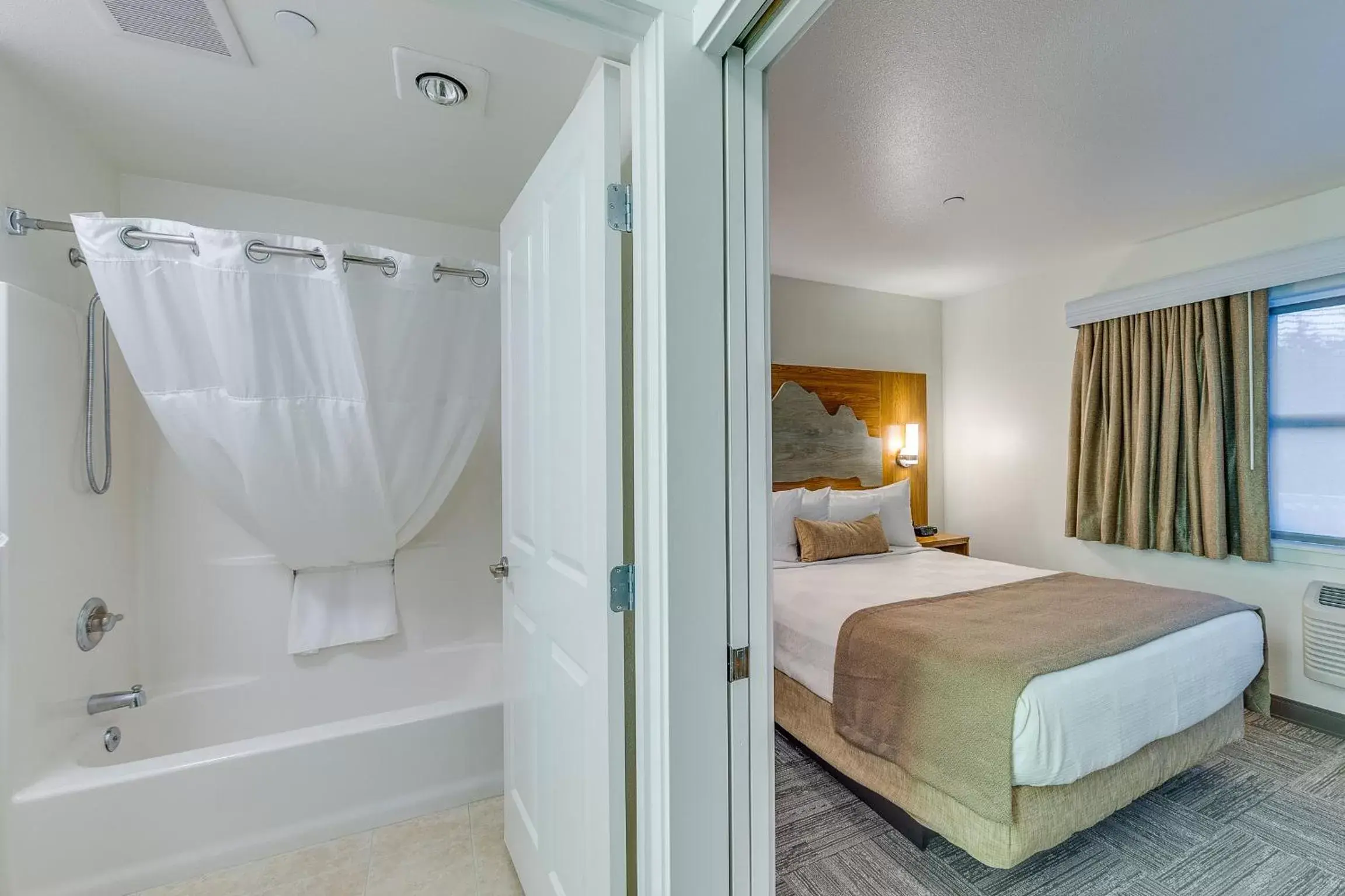 Bathroom, Bed in Marshall Suites