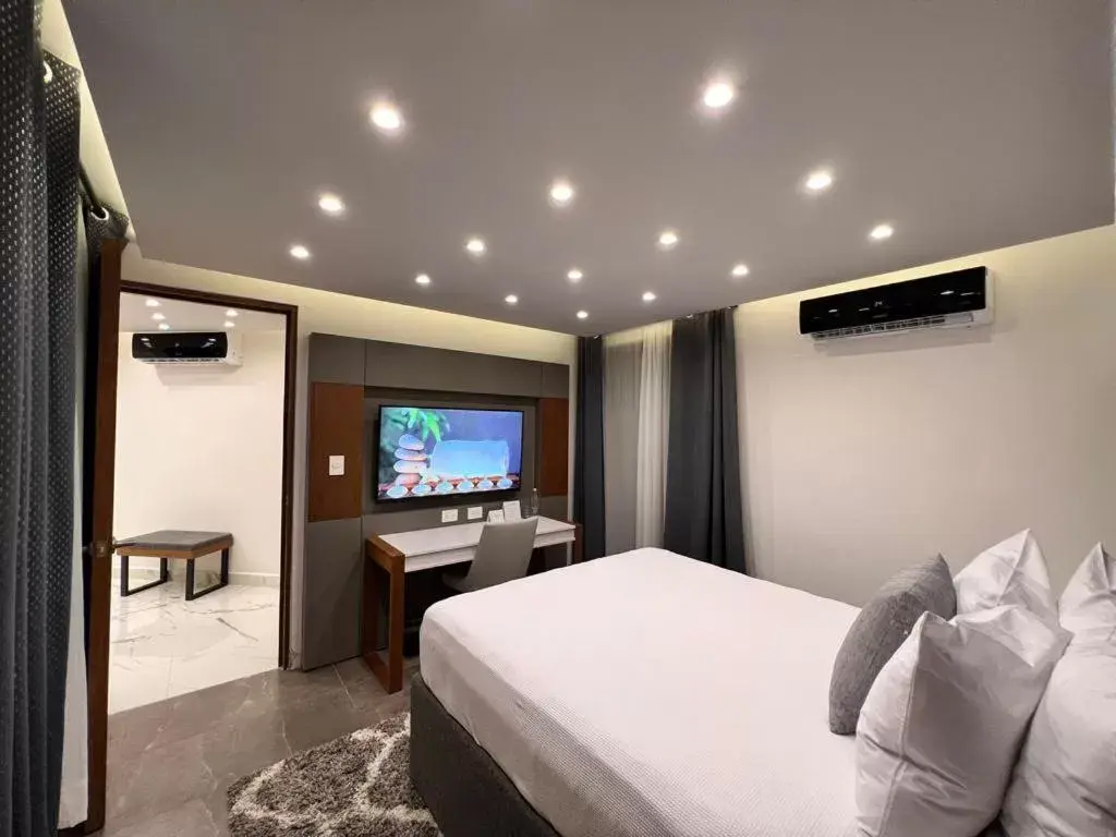 Bed, TV/Entertainment Center in Seven Boutique Apartments Cancún