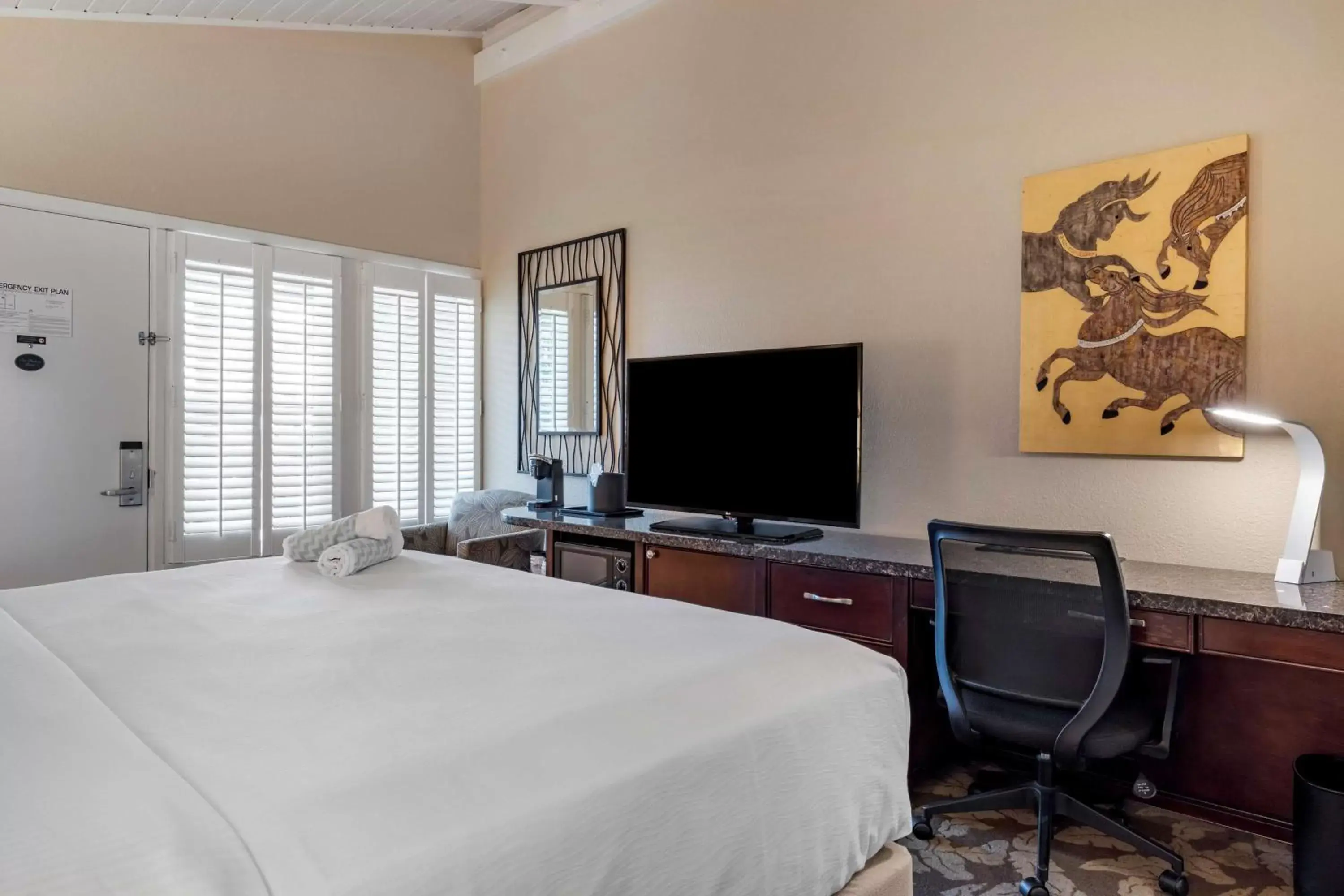 Bedroom, TV/Entertainment Center in Best Western PLUS Island Palms Hotel & Marina