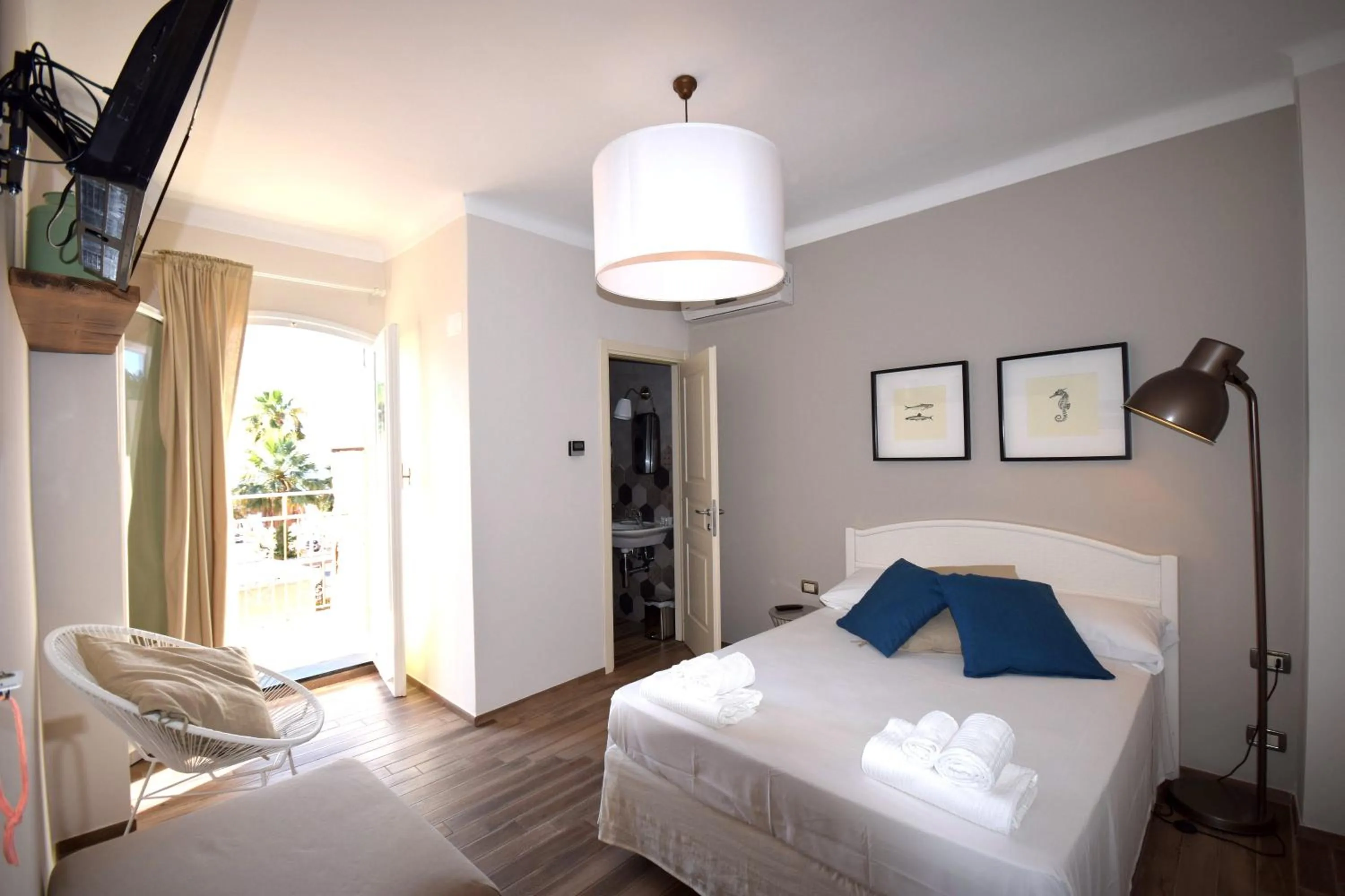 Deluxe Double Room with Balcony and Sea View in Fra Diavolo