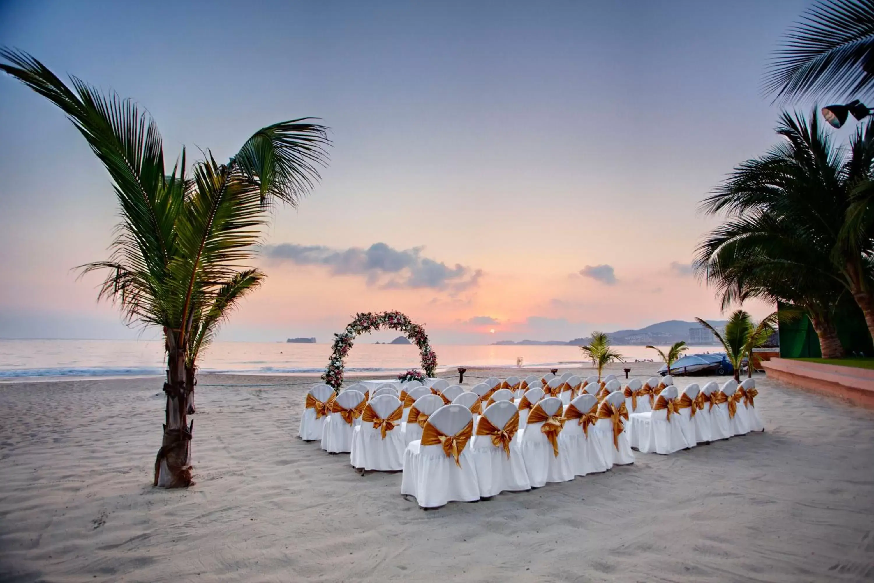 Beach, Banquet Facilities in Barceló Ixtapa - All Inclusive