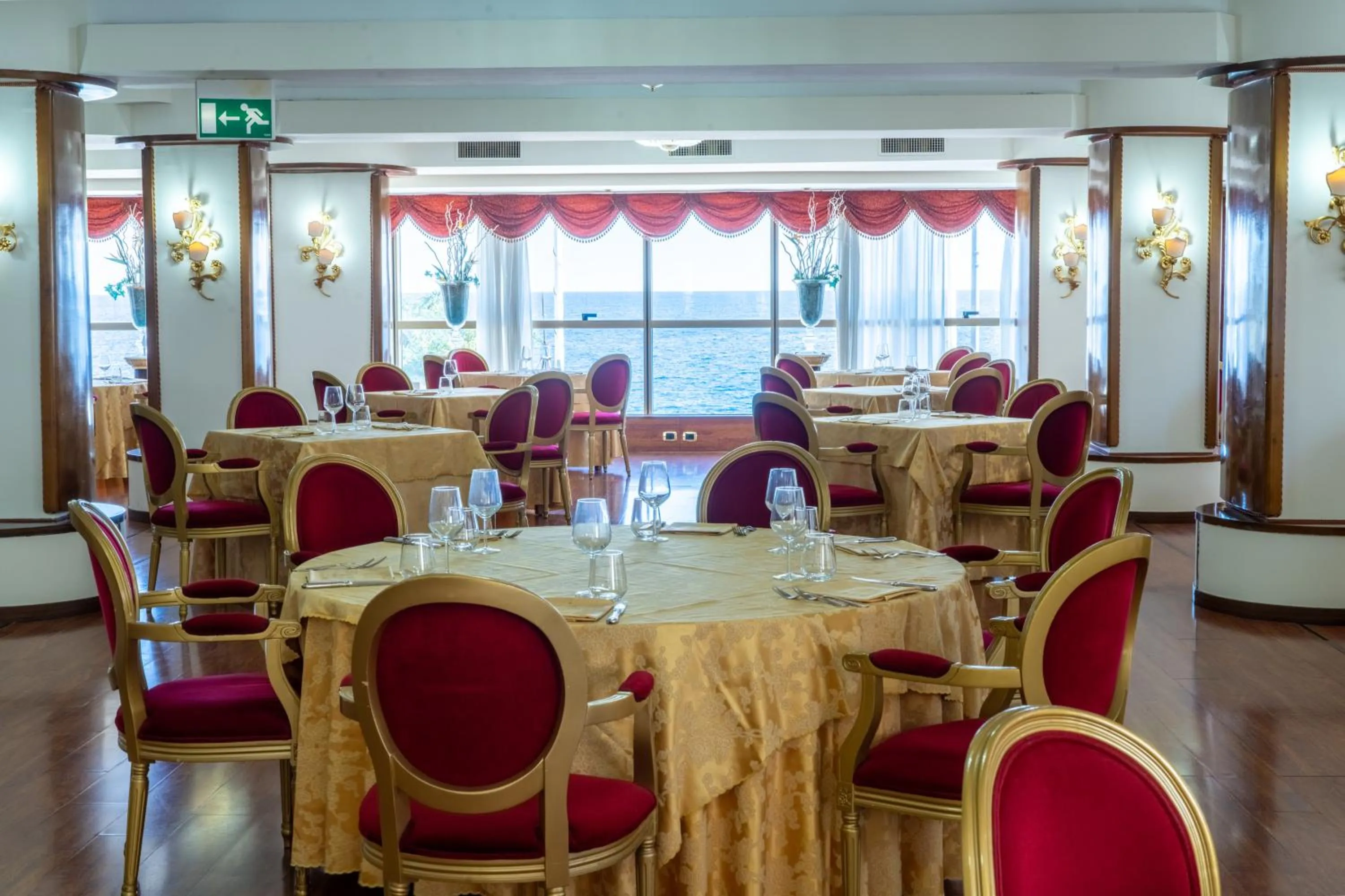 Restaurant/places to eat in Hotel Palace