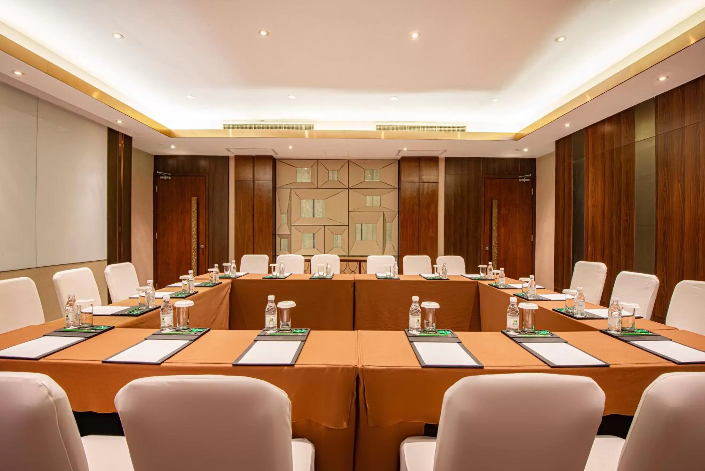 Meeting/conference room in Holiday Inn Kunming City Centre, an IHG Hotel