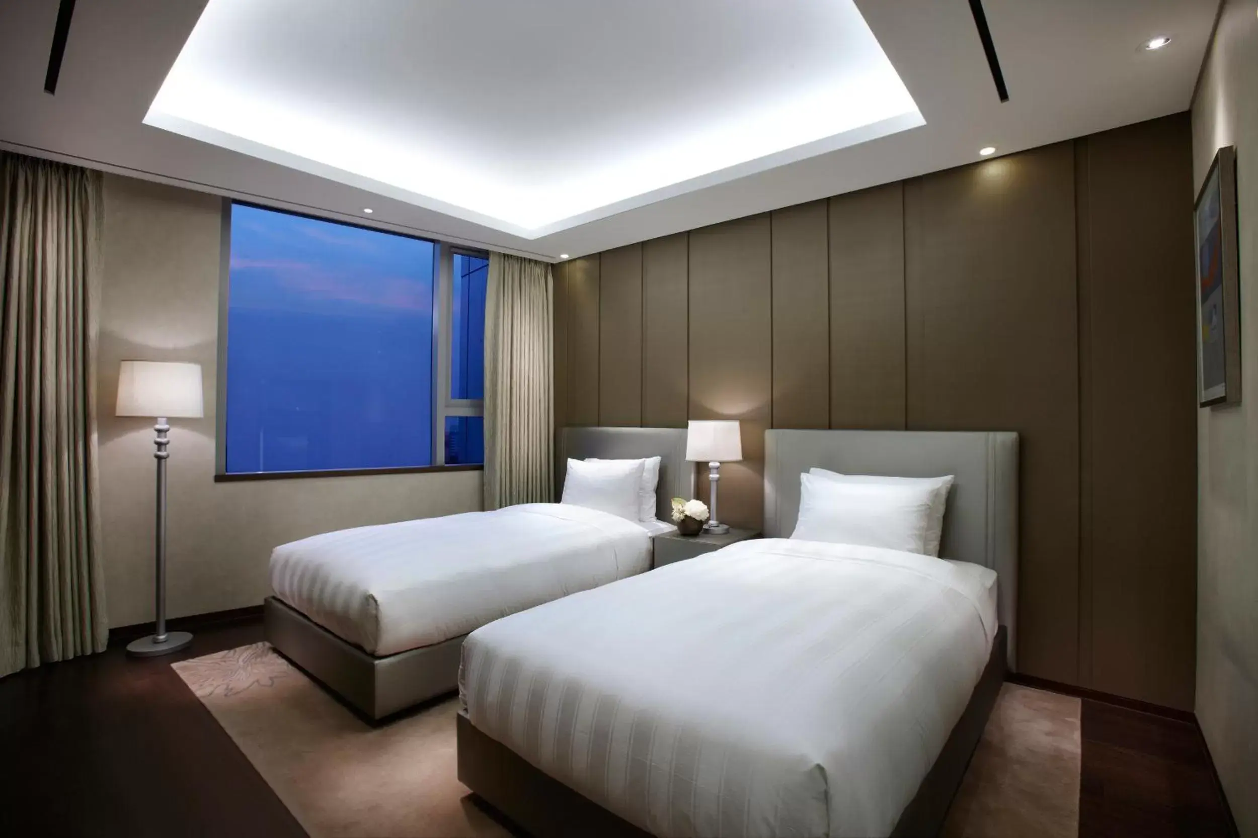 Bedroom, Bed in LOTTE City Hotel Ulsan