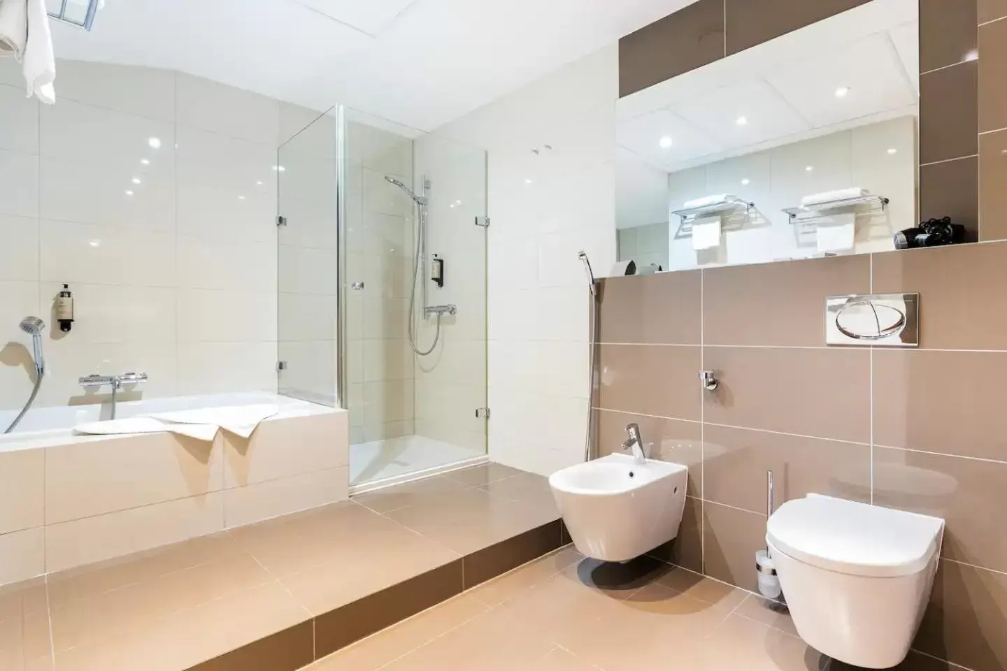 Public Bath, Bathroom in Roset Hotel & Residence