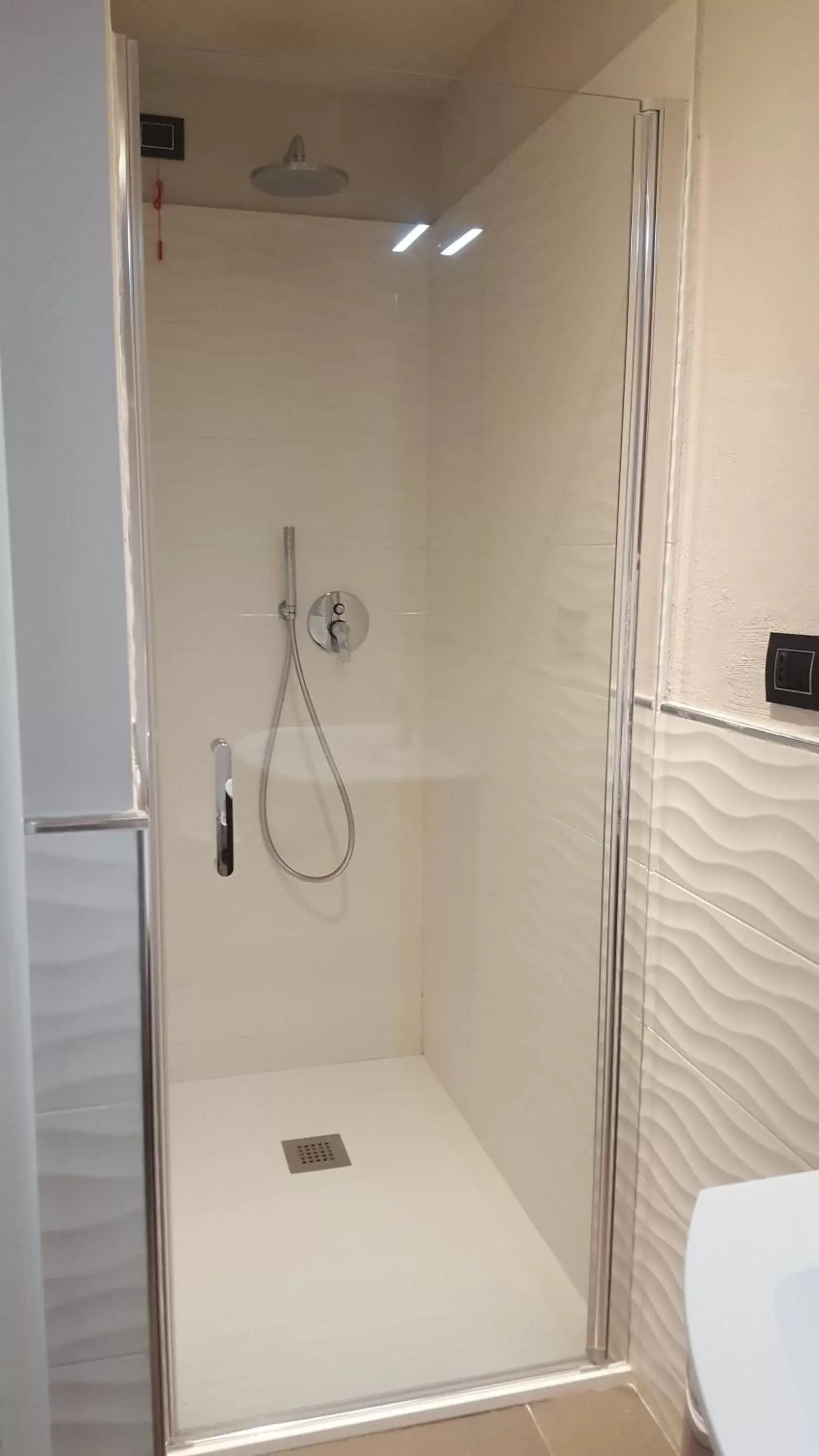 Shower, Bathroom in Hotel Villa Barsanti