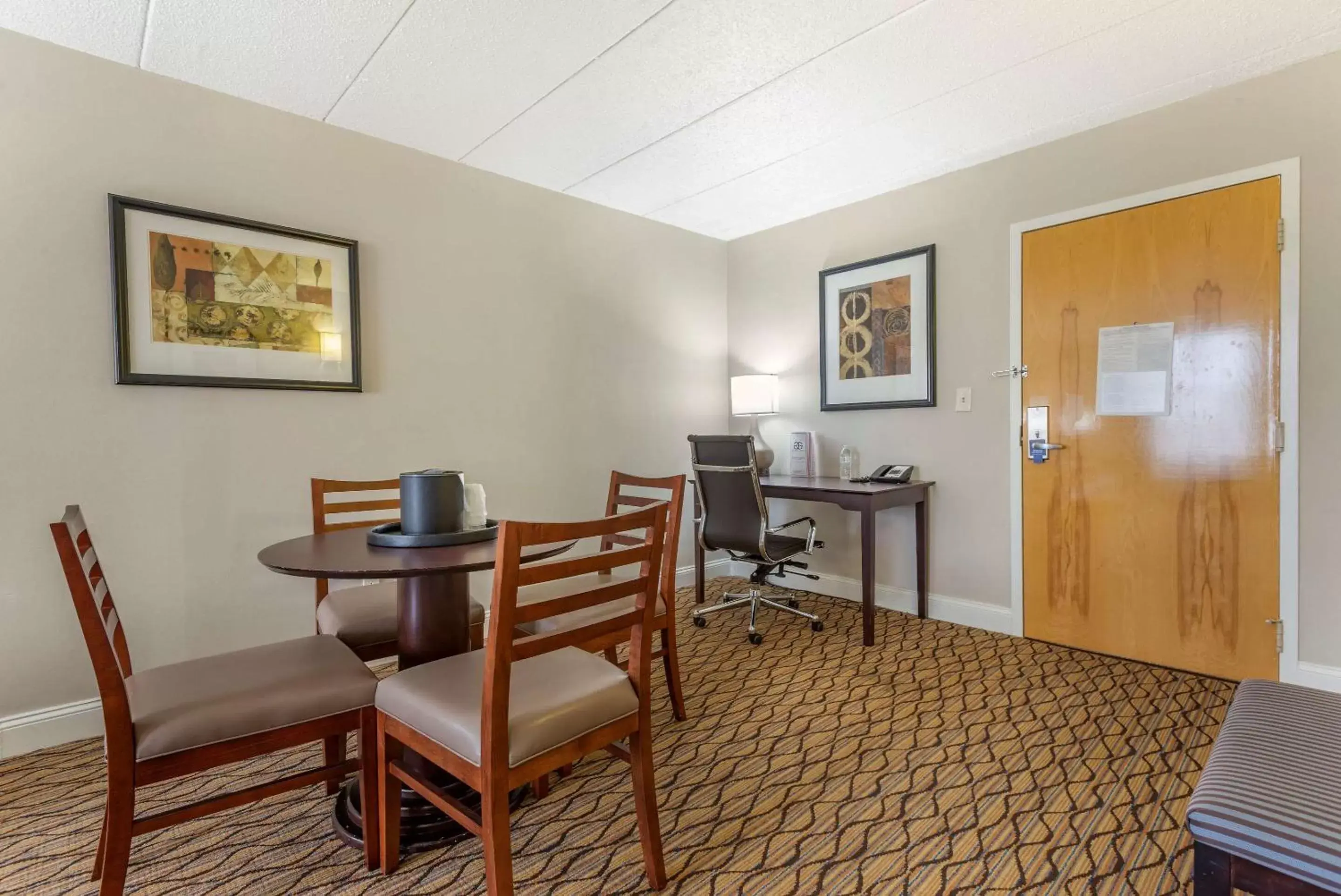 Photo of the whole room, Dining Area in Comfort Inn & Suites Glen Mills - Concordville