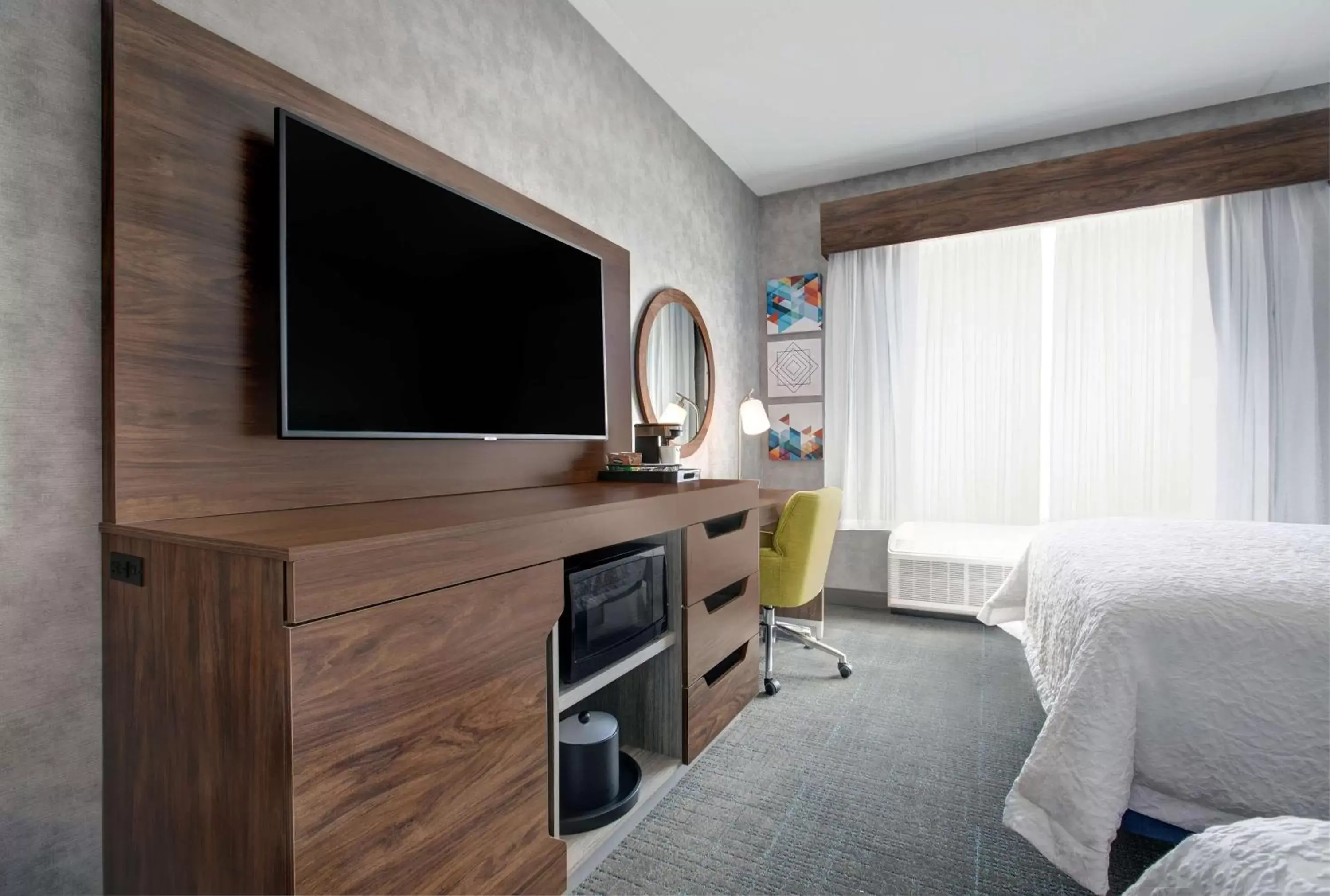 Bedroom, TV/Entertainment Center in Hampton Inn & Suites By Hilton Waterloo St. Jacobs