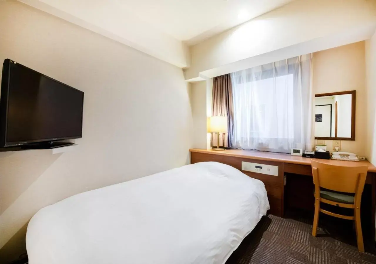 Bed, TV/Entertainment Center in TKP Sunlife Hotel
