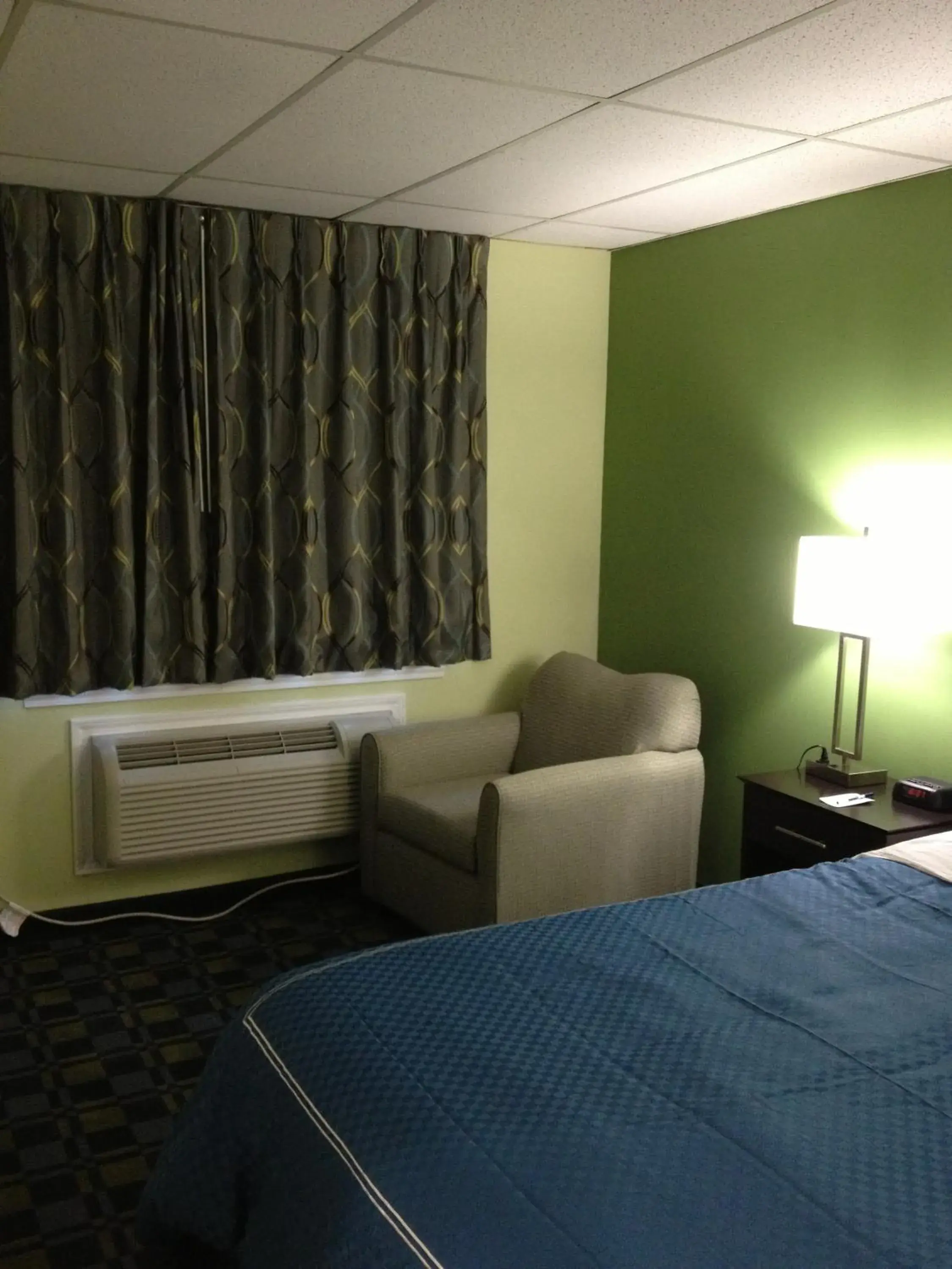 Seating area, Bed in Travelodge by Wyndham Cleveland Lakewood
