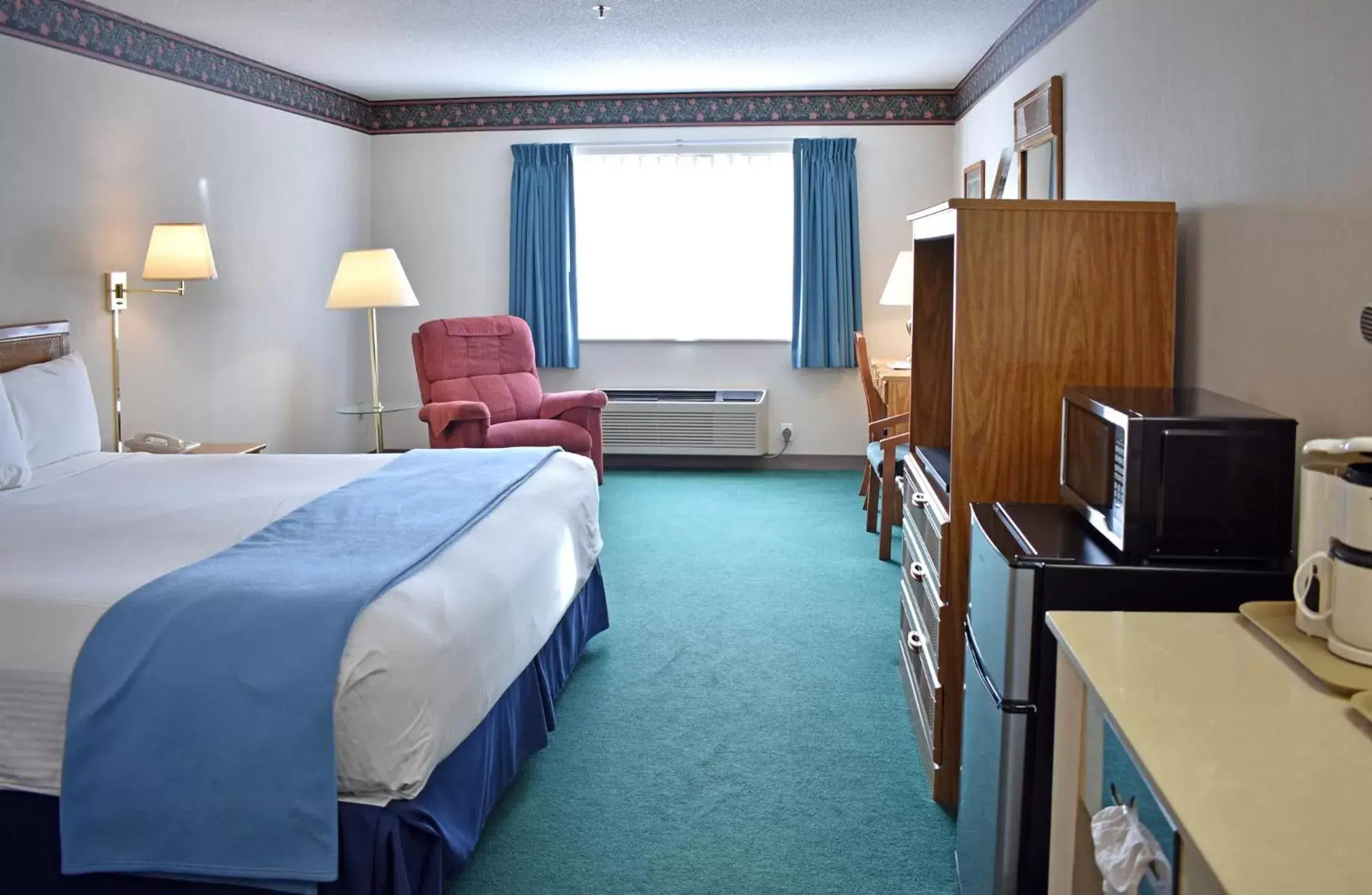 TV/Entertainment Center in Americas Best Value Inn & Suites - Tahquamenon Country