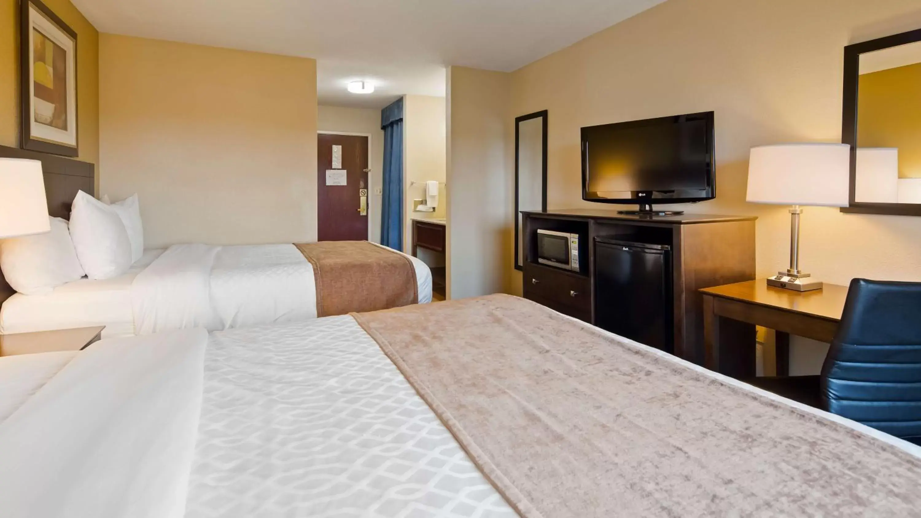 Photo of the whole room, Bed in Best Western Port Huron Blue Water Bridge