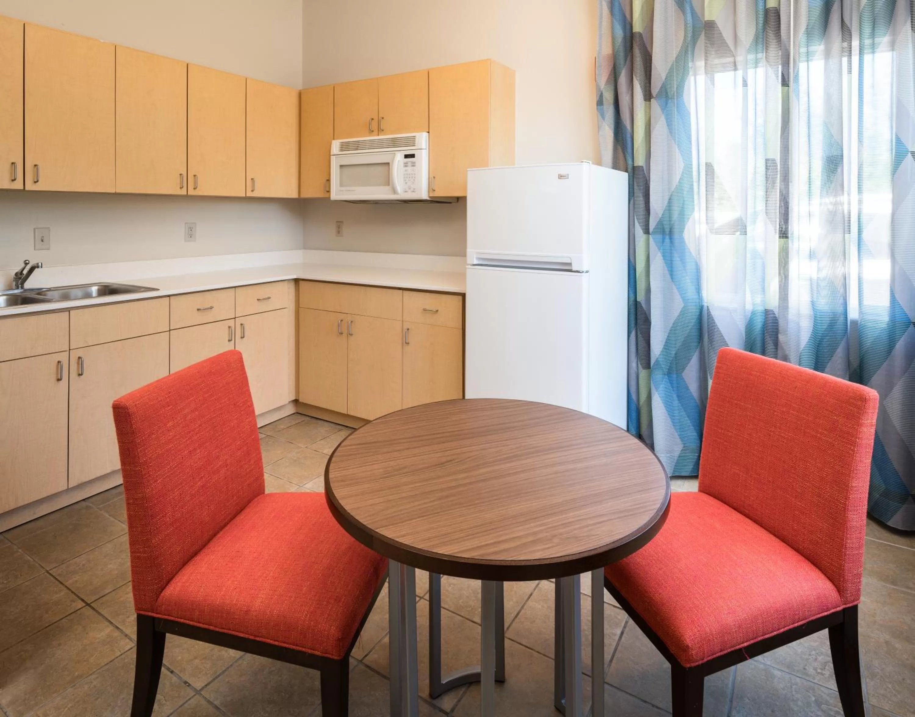 Kitchen or kitchenette in Holiday Inn Express & Suites Orlando International Airport by IHG