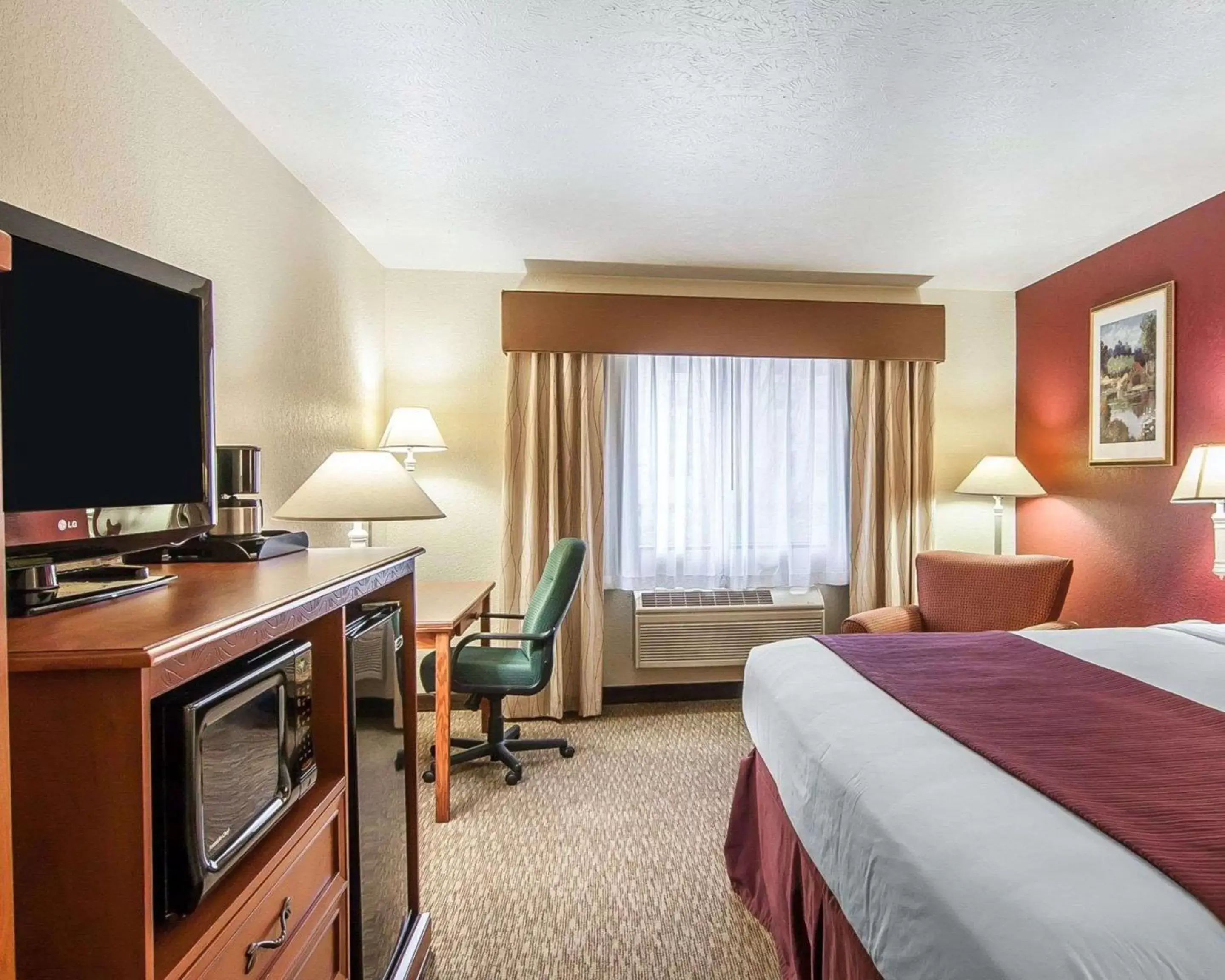 Photo of the whole room, TV/Entertainment Center in Quality Inn Downtown Convention Center Portland