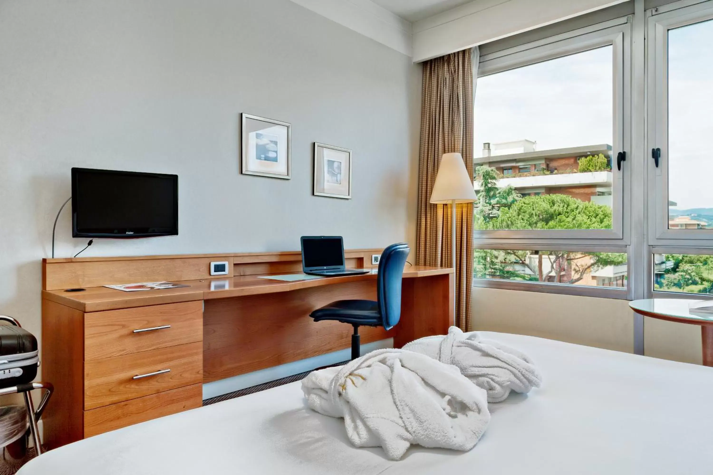 Bedroom, TV/Entertainment Center in Italiana Hotels Florence
