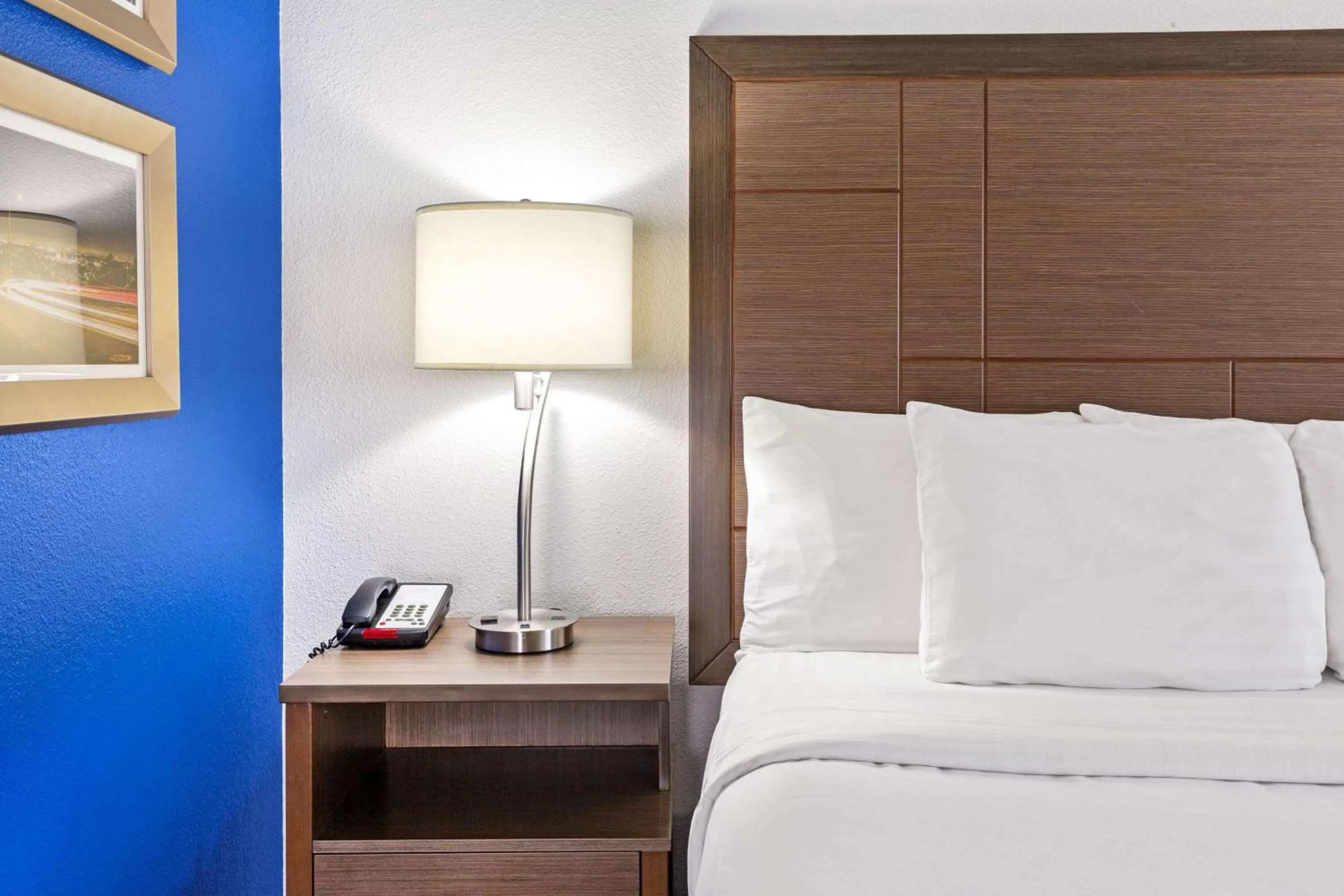 Photo of the whole room, Bed in La Quinta by Wyndham NE Long Beach/Cypress