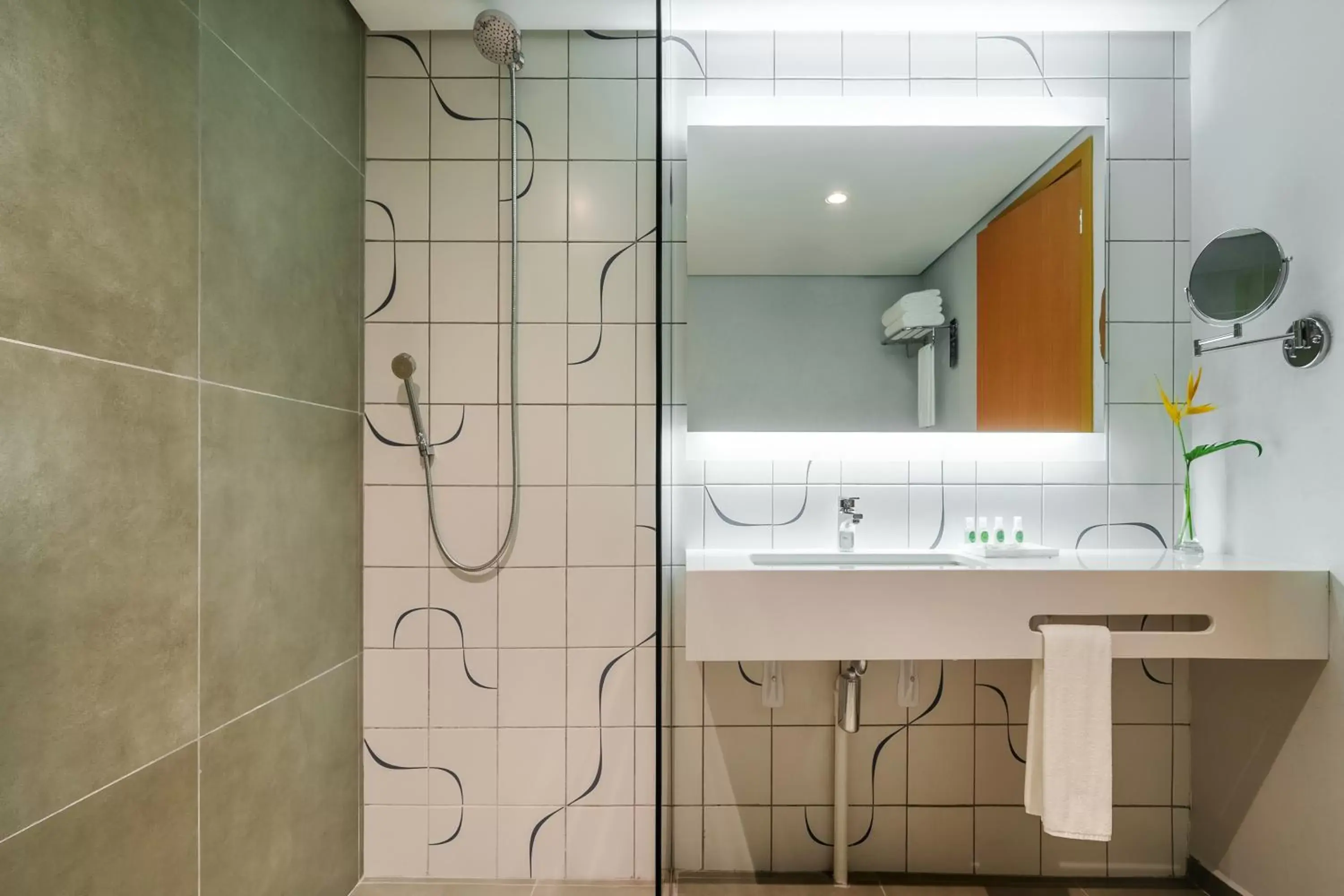 Bathroom, Kitchen/Kitchenette in Grand Mercure Recife Boa Viagem