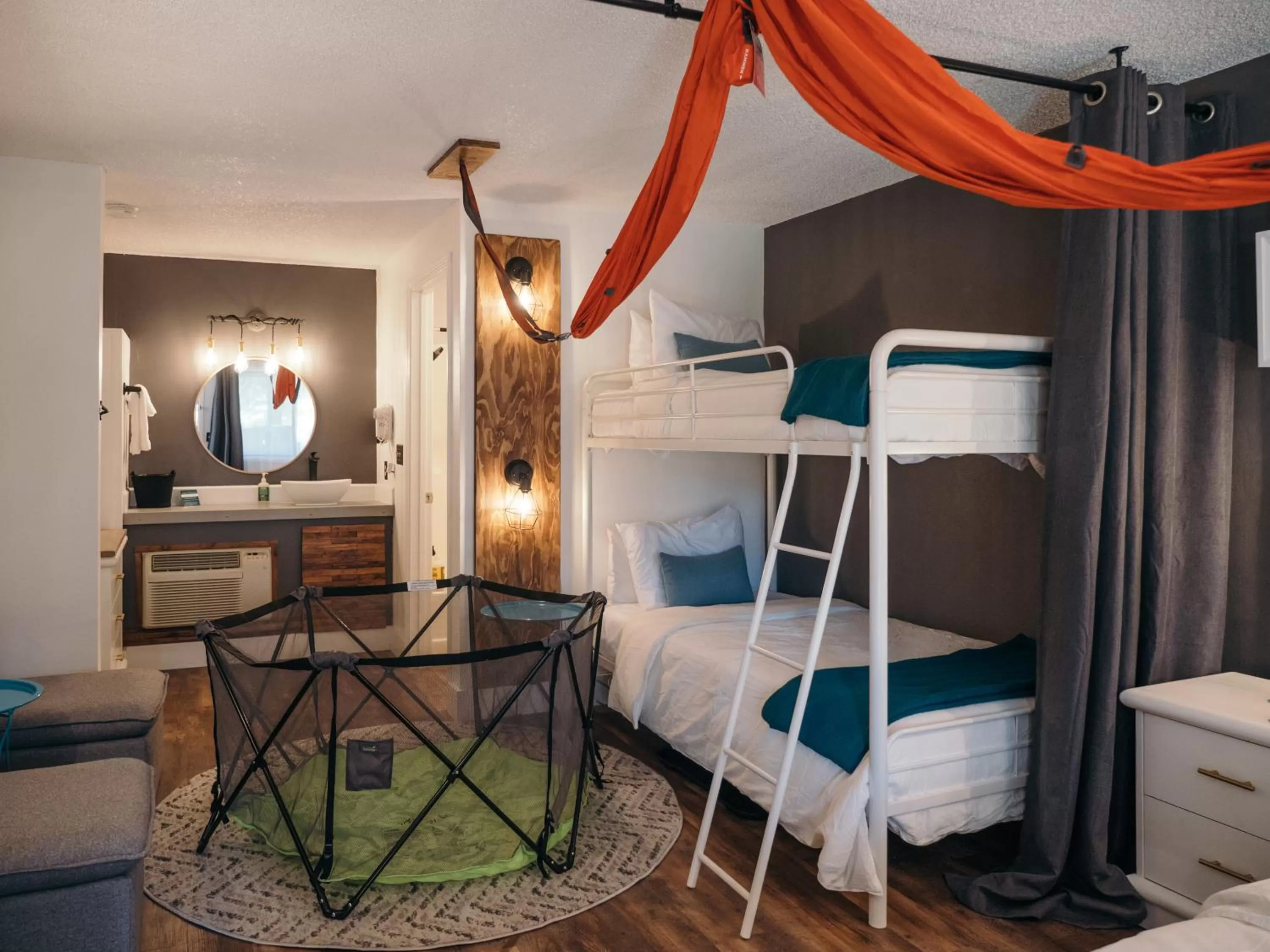 Seating area, Bed in LOGE Bend