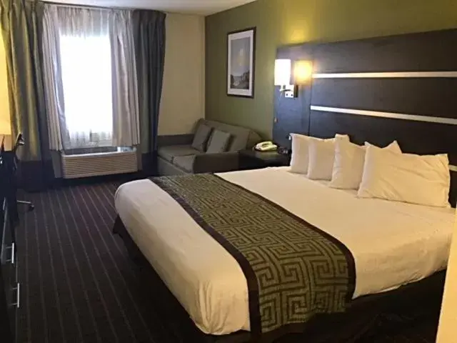 Bed in Baymont by Wyndham Louisville South I 65