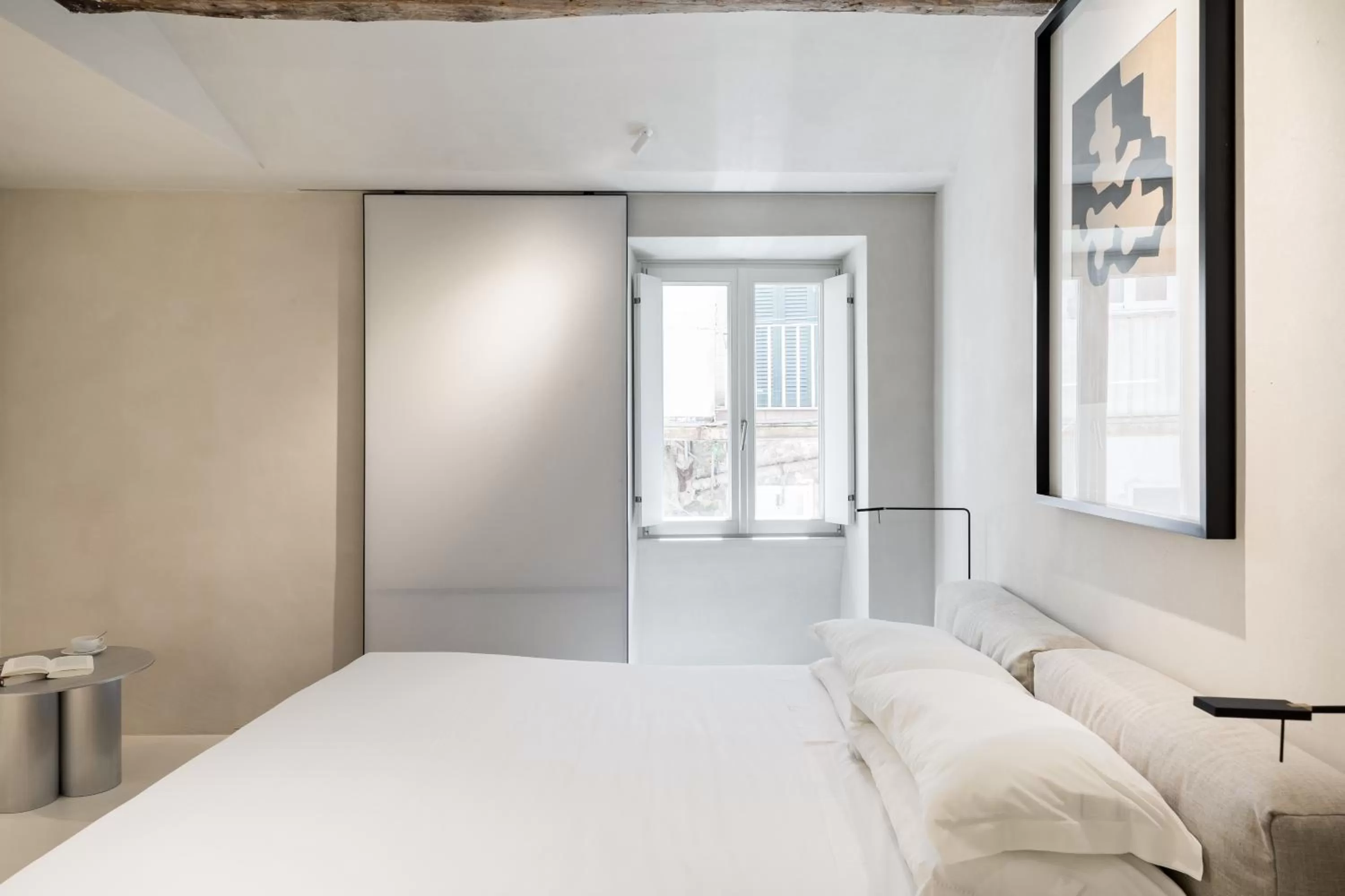 Photo of the whole room, Bed in Hotel Scenario