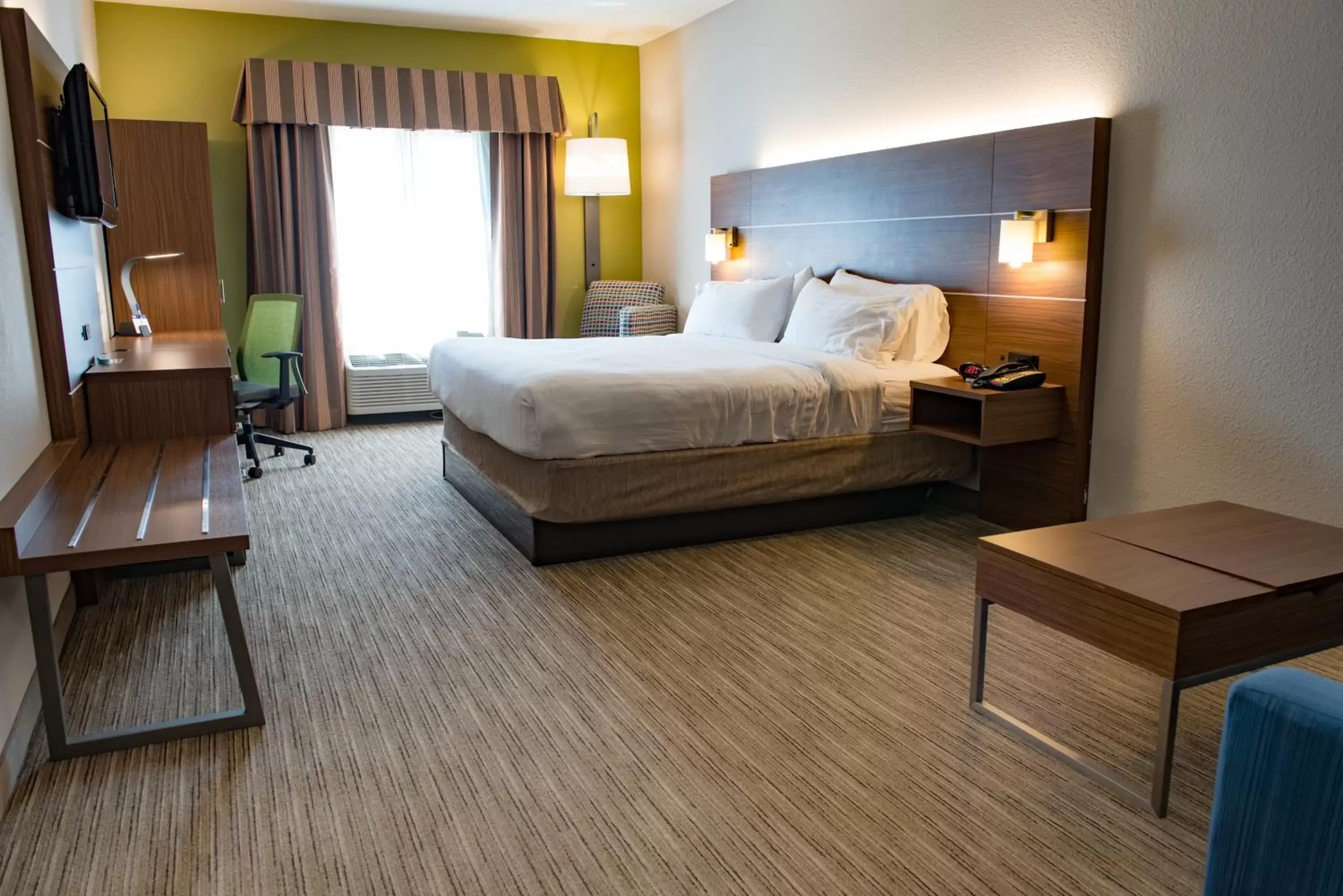 Bed in Holiday Inn Express Hotel & Suites Elkhart-South by IHG Bed in Holiday Inn Express Hotel & Suites Elkhart-South by IHG