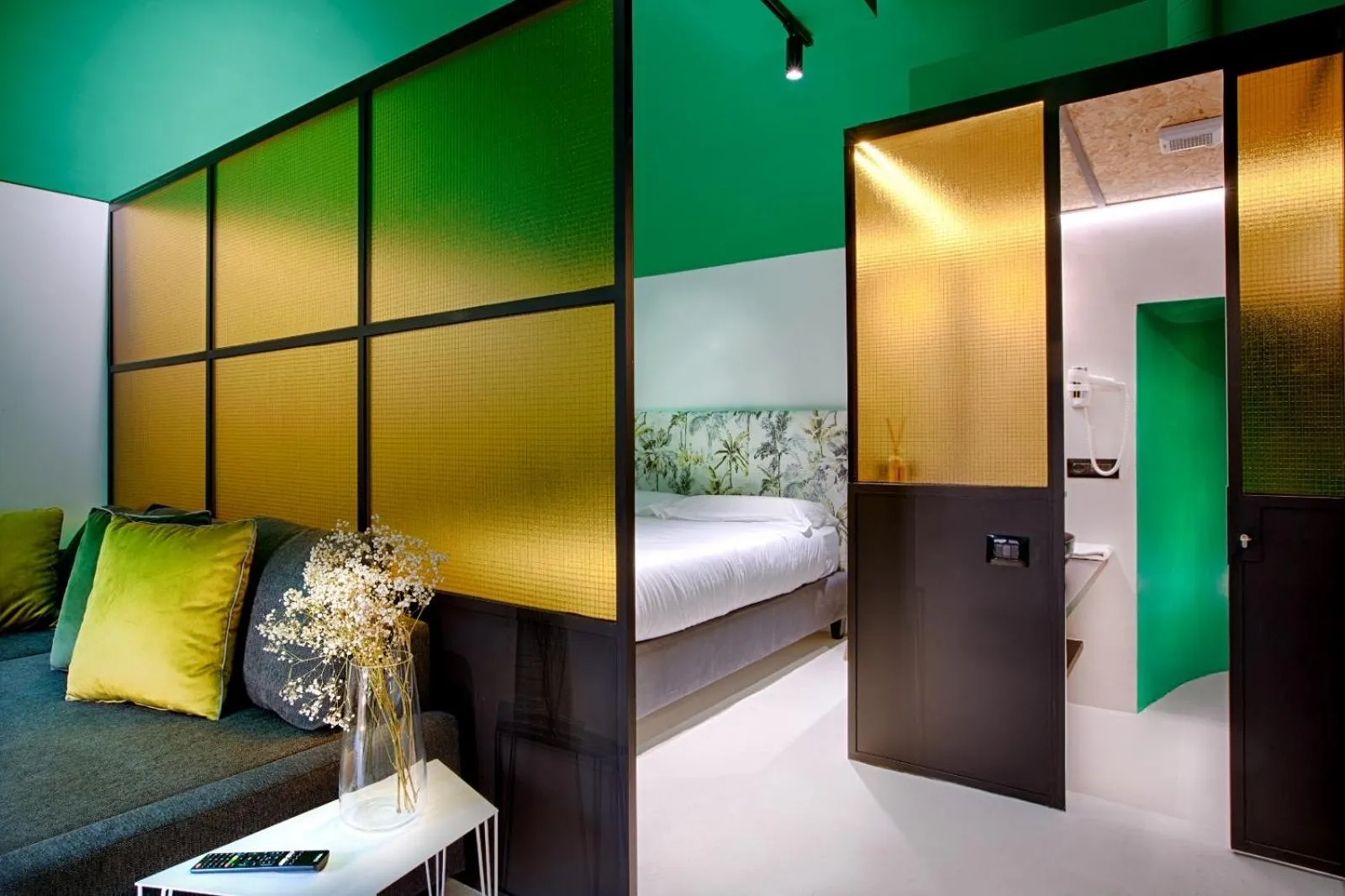 Photo of the whole room, Bed in Casa Pacifico Napoli