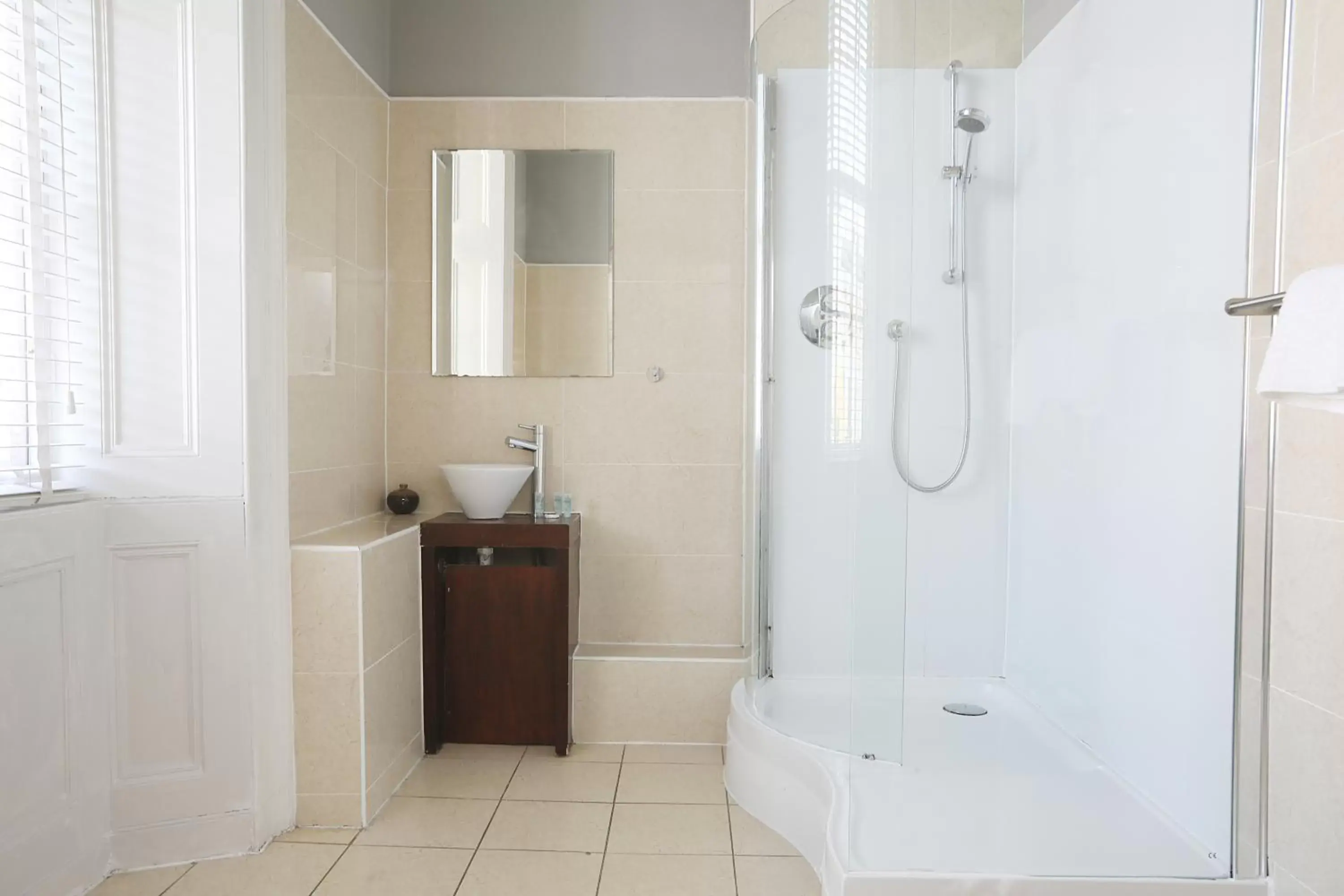 Shower, Bathroom in Cairn Hotel & Apartments