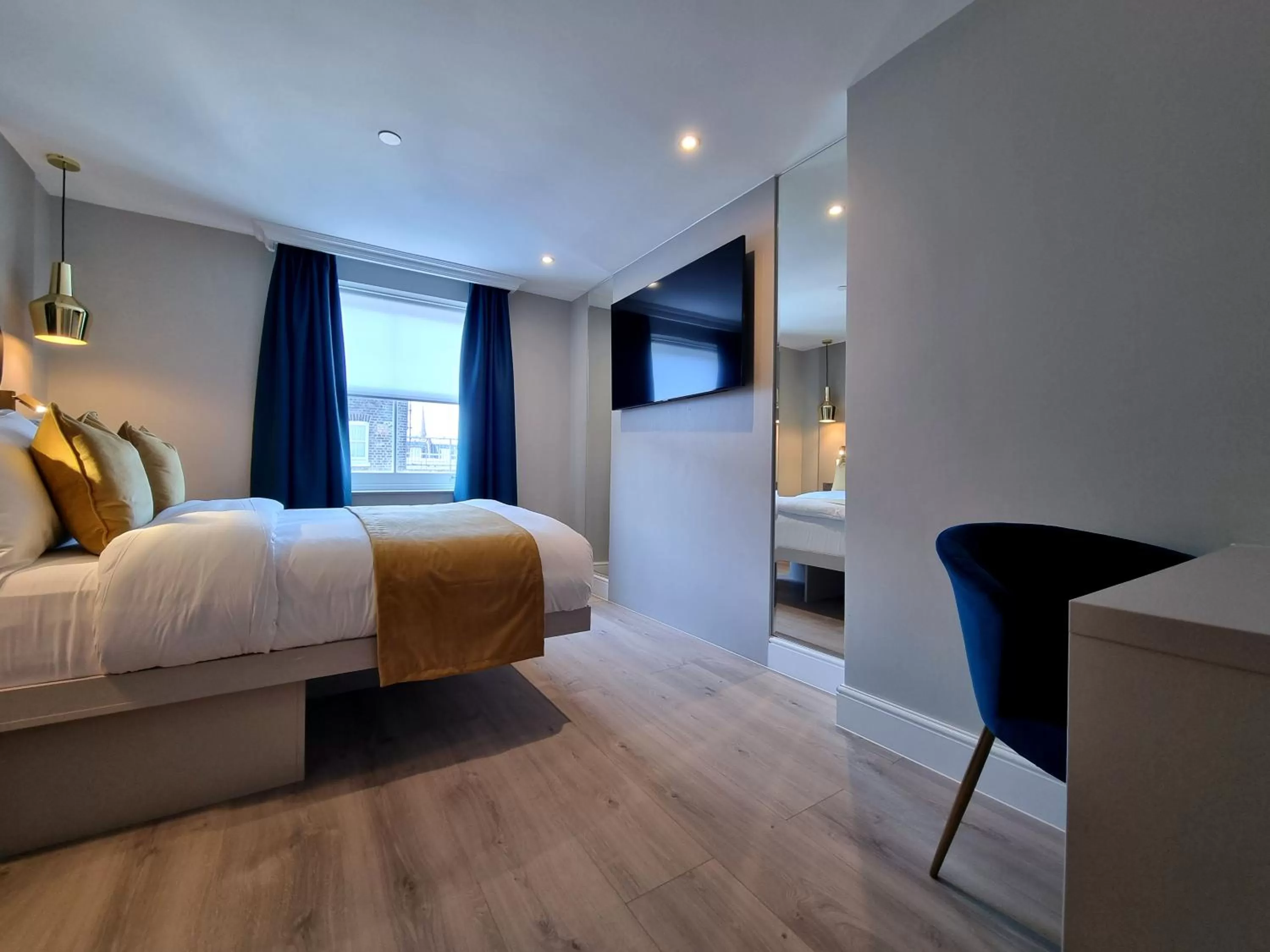 Photo of the whole room, Bed in NOX Kensington Gardens