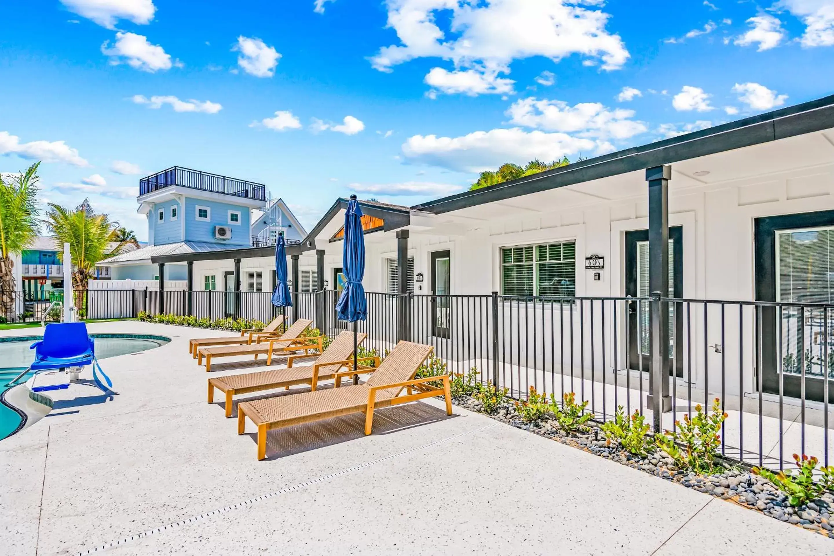 Swimming pool, Property Building in Pelican Post at Anna Maria Island Inn