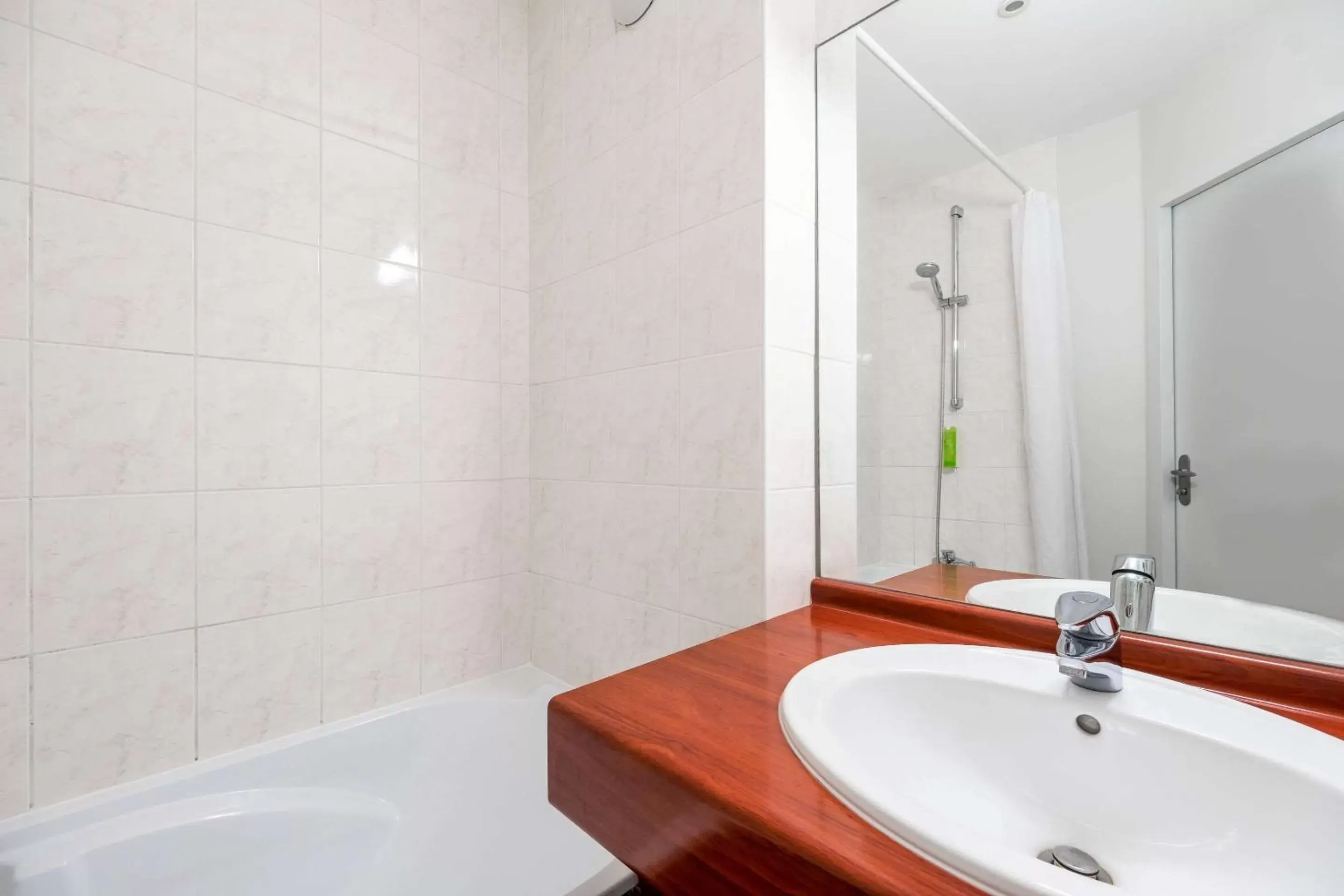 Bathroom in Quality Hotel Pau Centre Bosquet