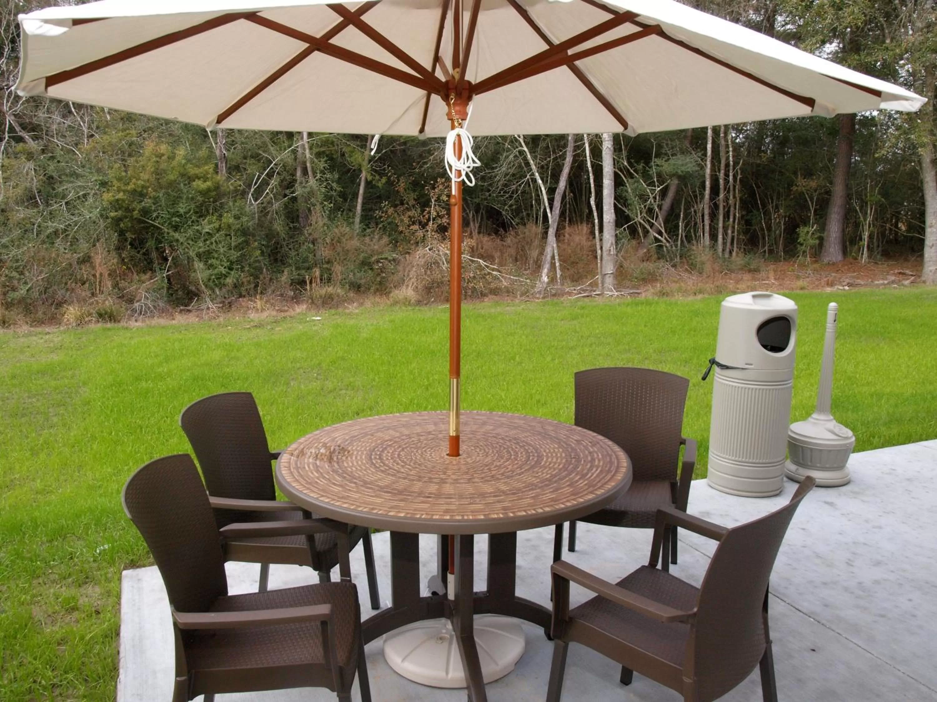 Patio in Cobblestone Inn & Suites - Vinton, LA