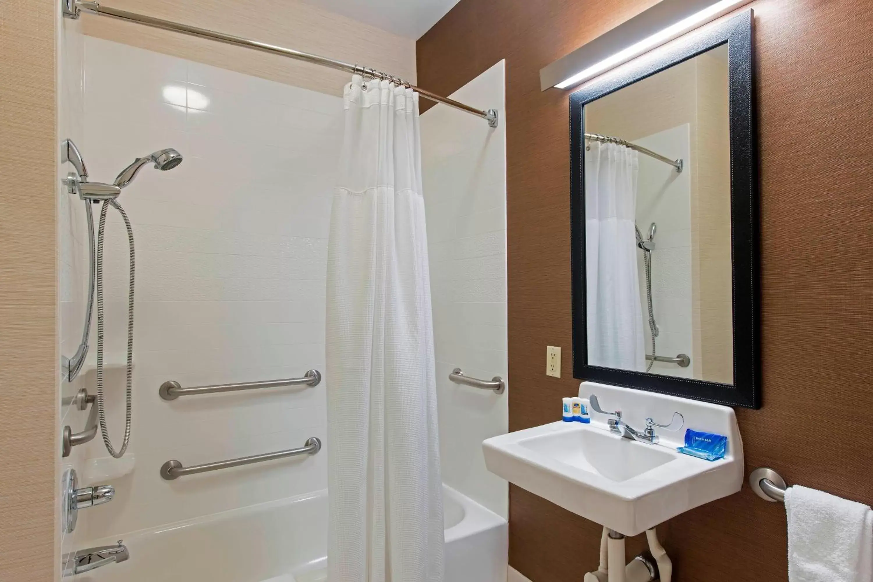 Bathroom in Fairfield Inn & Suites by Marriott Bloomington