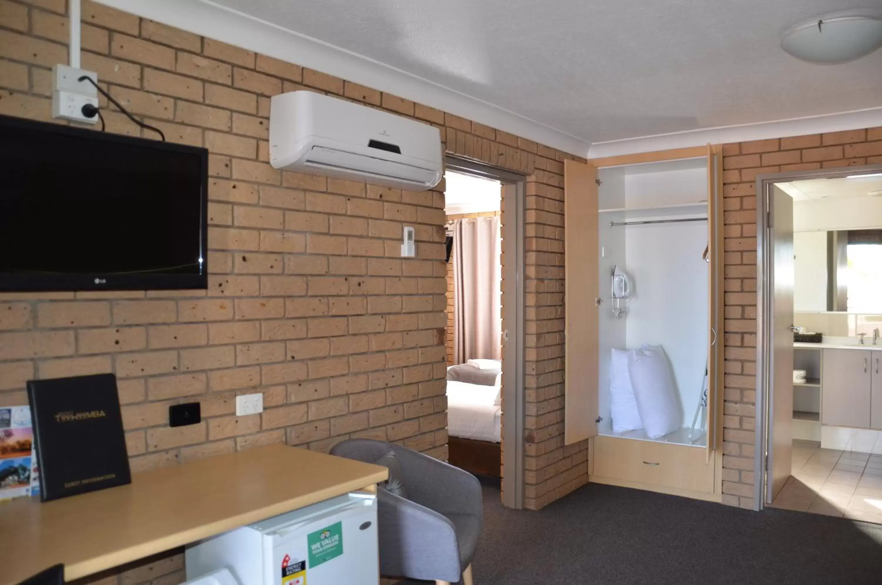 Bathroom, TV/Entertainment Center in Sunray Motor Inn