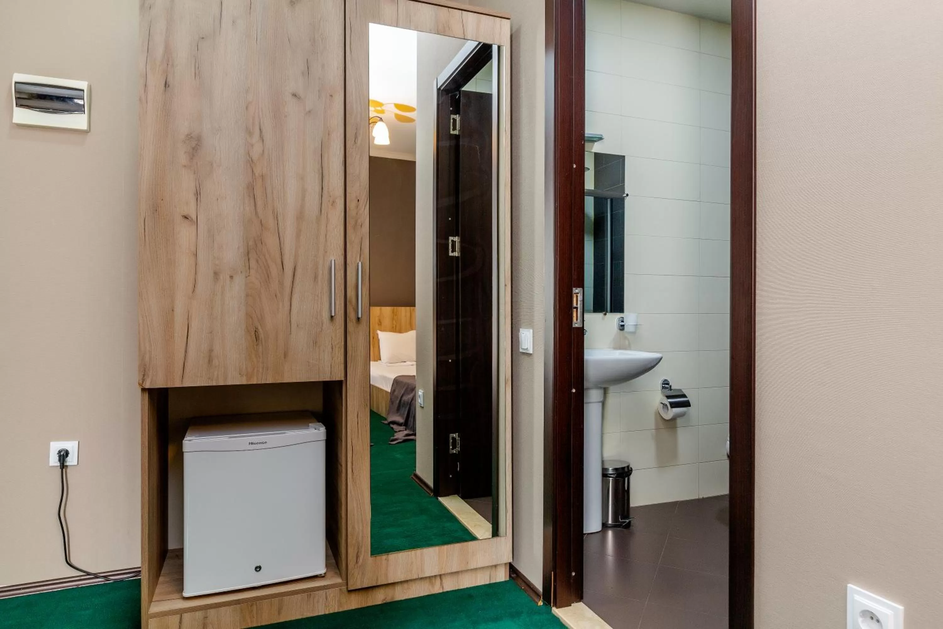 Bathroom, Bed in Hotel Marlyn