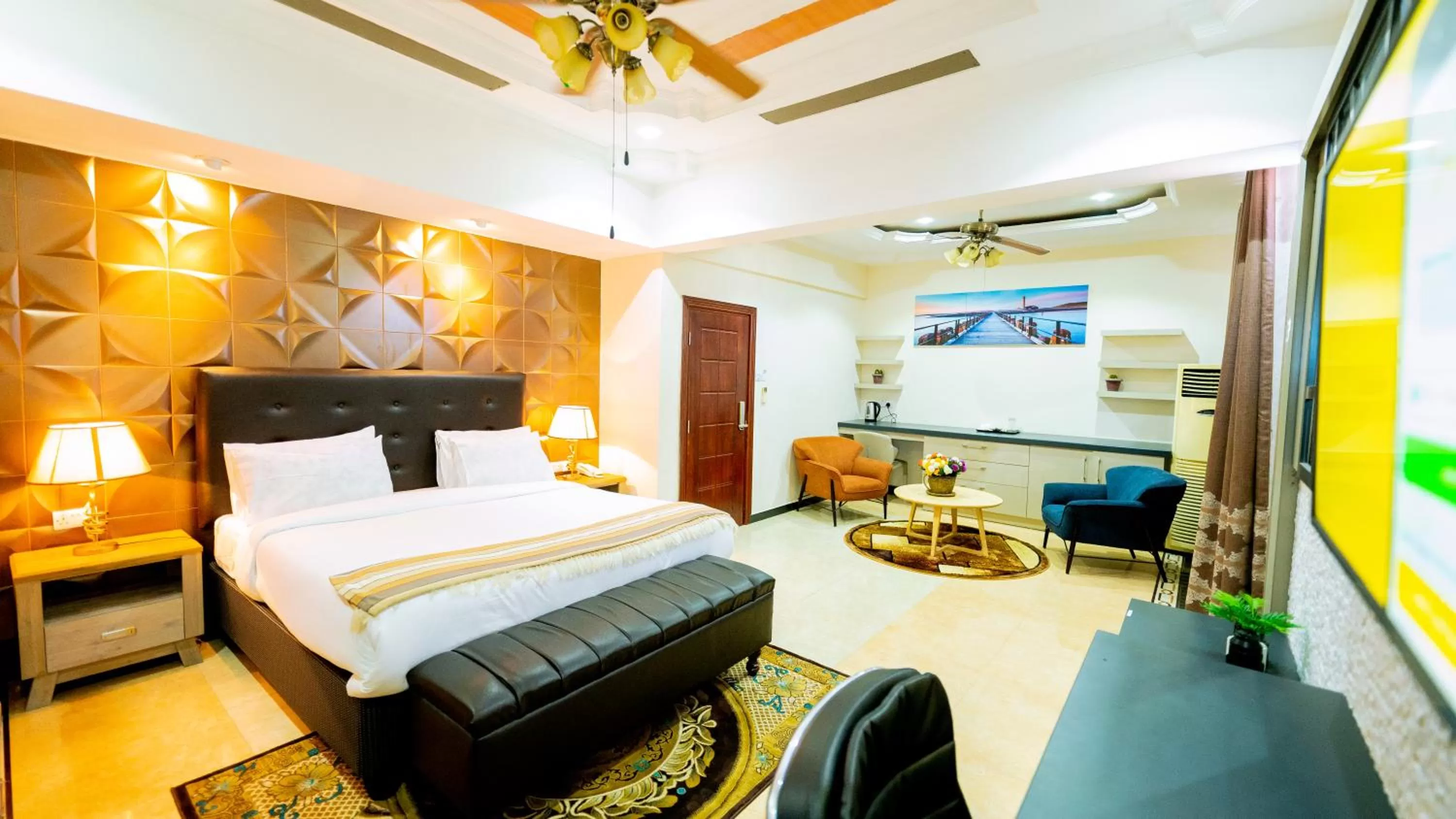 Photo of the whole room, Bed in Lantana Hotel