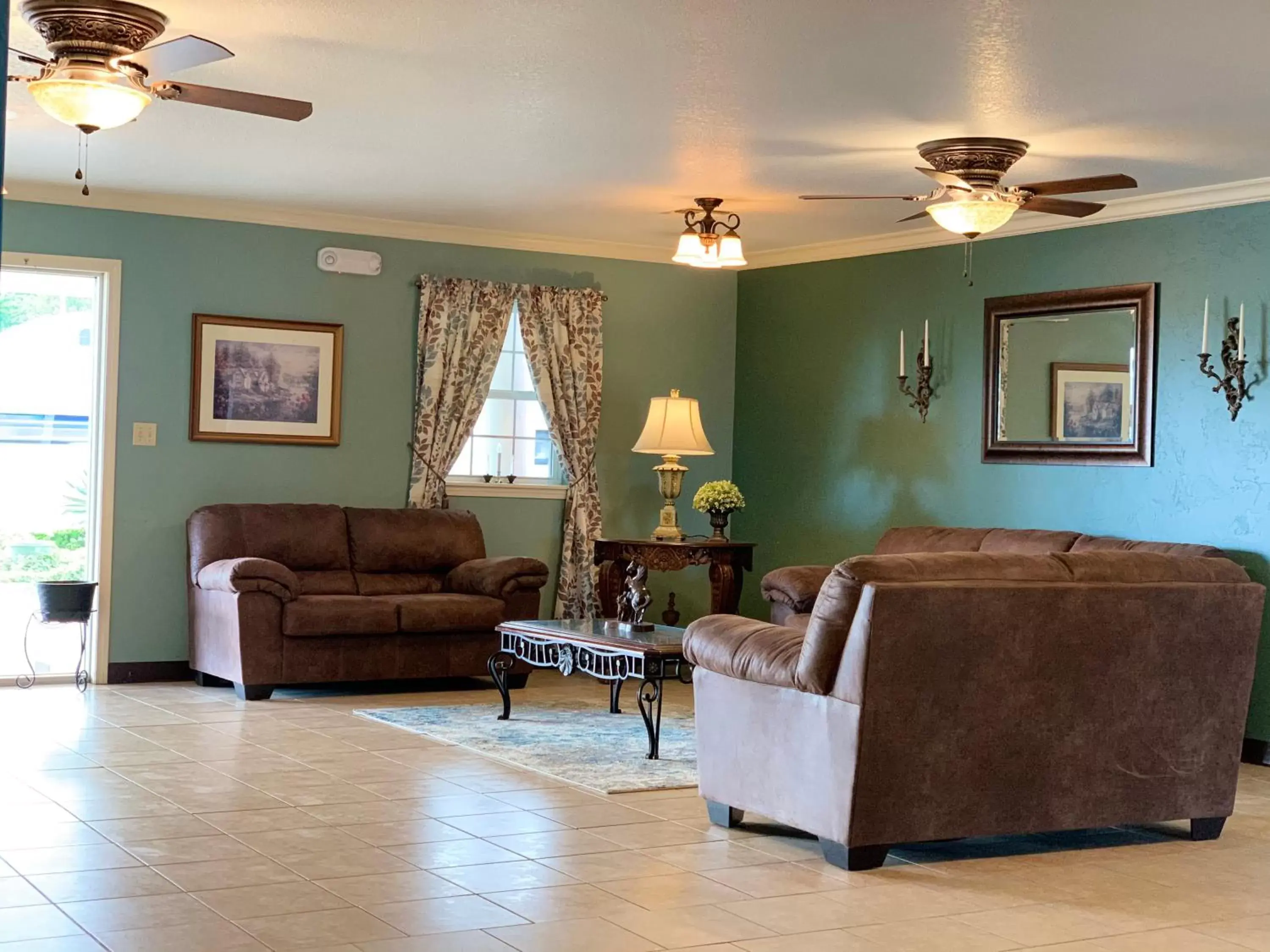 Lobby or reception, Seating Area in Candlelight Inn & Suites Hwy 69 near McAlester