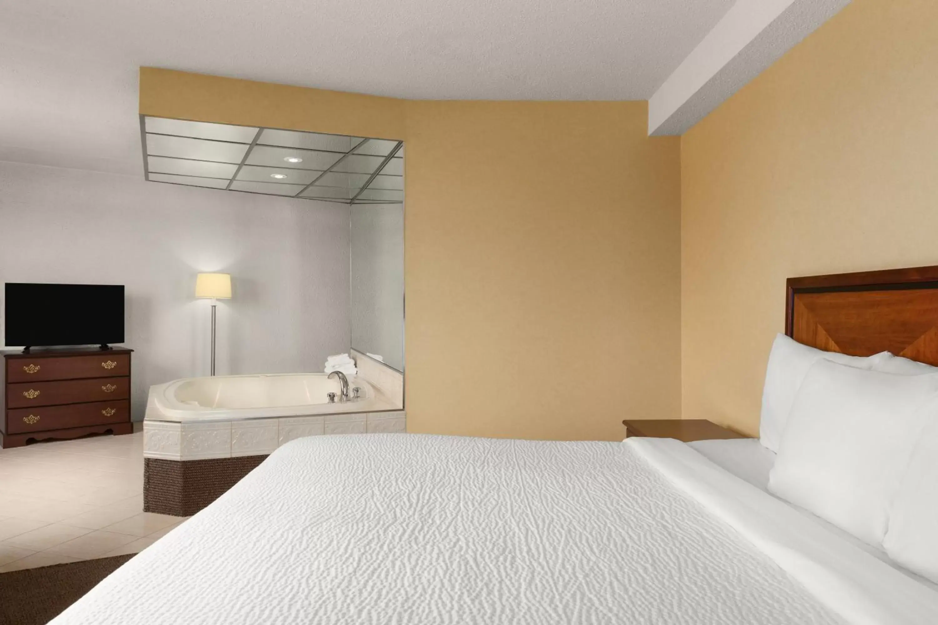 Bedroom, Room Photo in Days Inn by Wyndham Fallsview