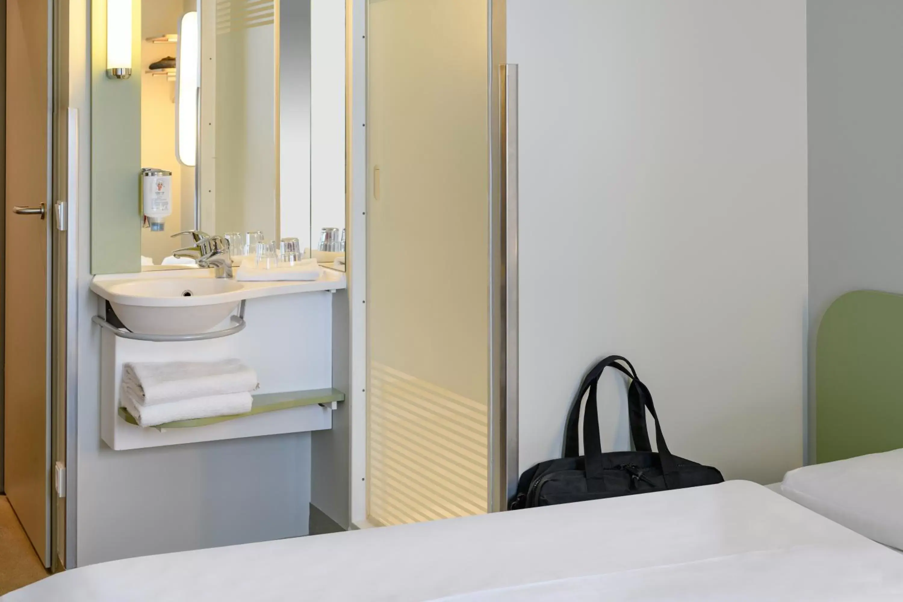Shower, Bed in ibis budget Caen Porte de Bretagne Shower, Bed in ibis budget Caen Porte de Bretagne