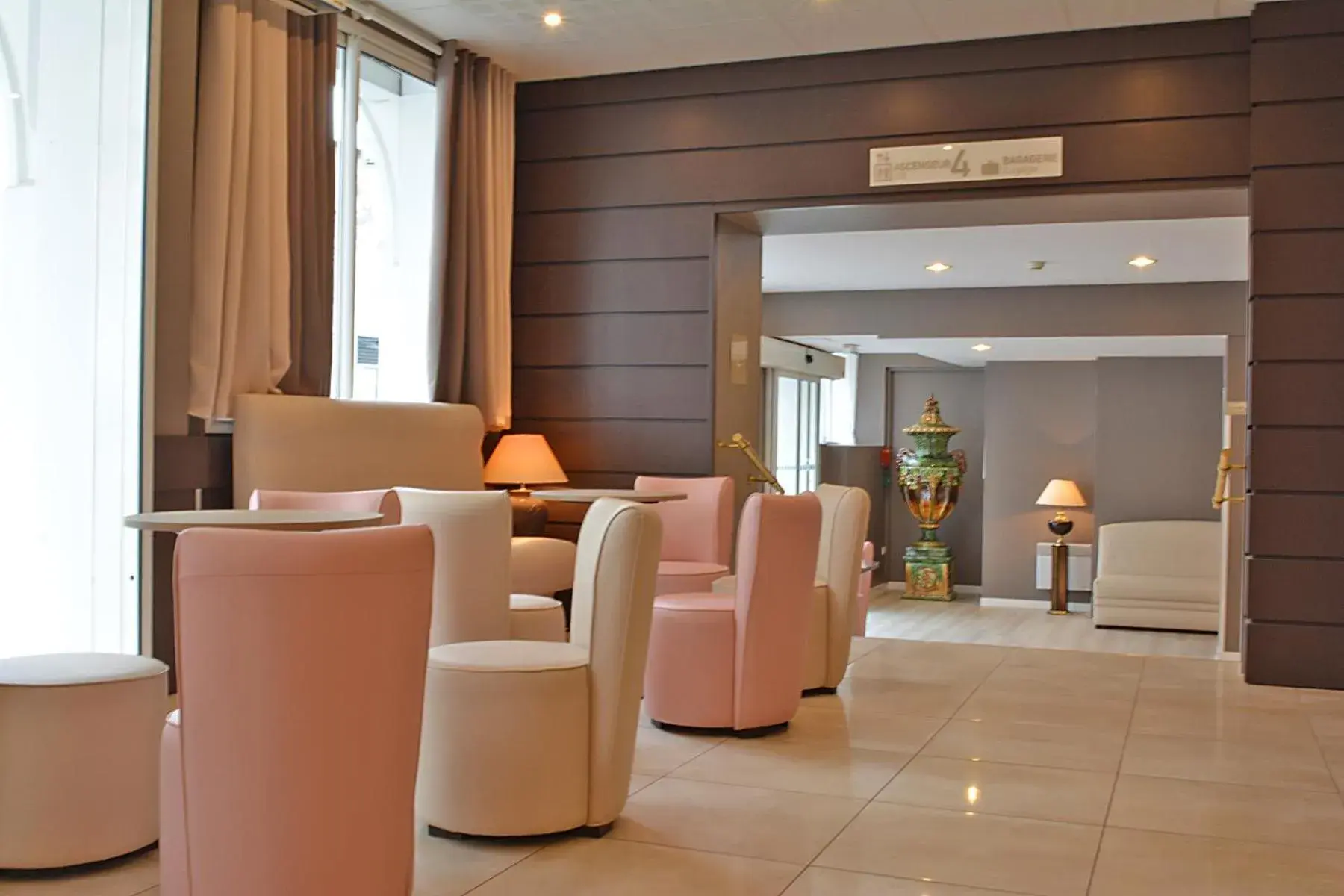 Lobby or reception in Hôtel Croix des Bretons - Lourdes Pyrénées Lobby or reception in Hôtel Croix des Bretons - Lourdes Pyrénées