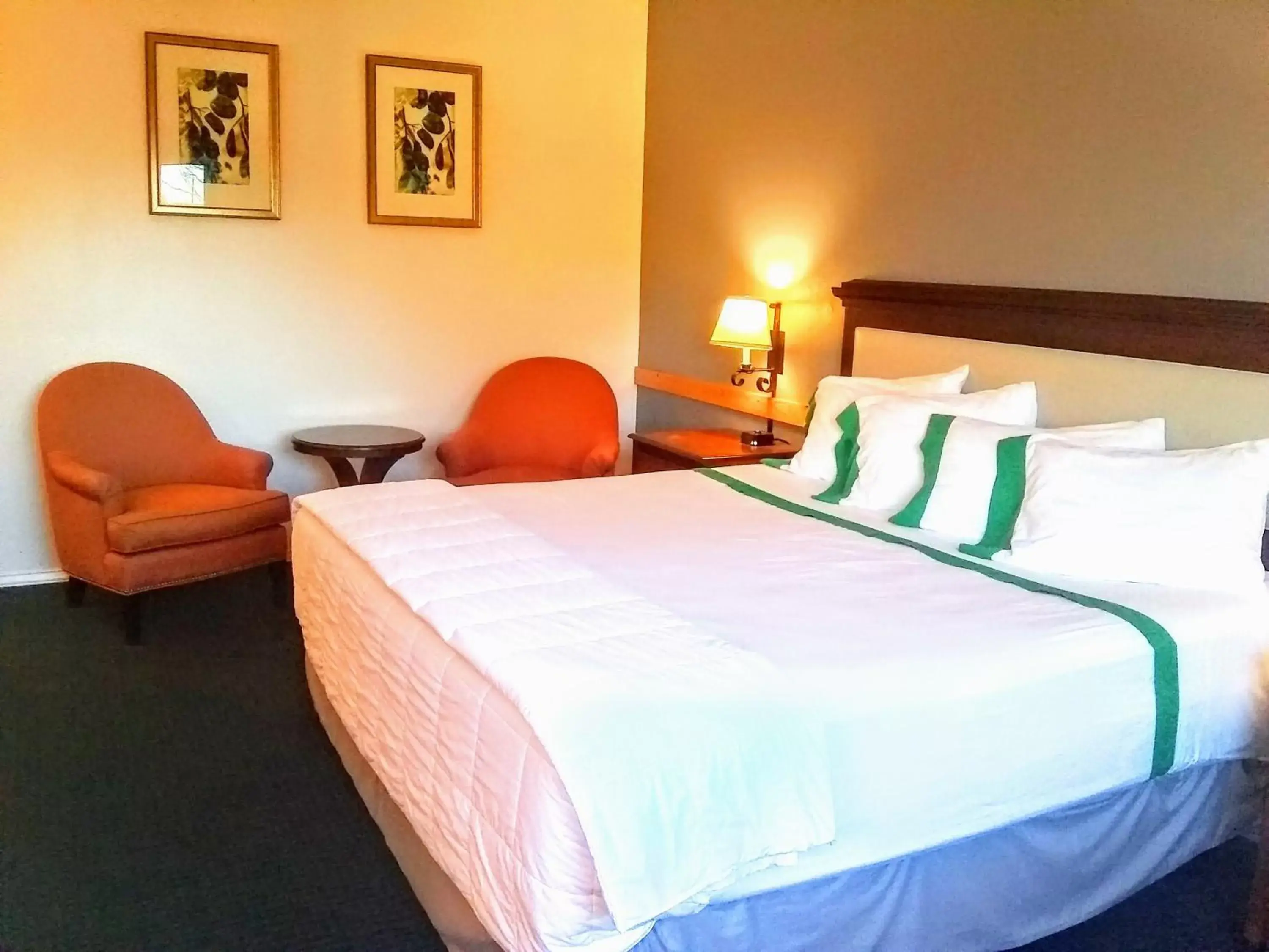 Bed in GuestHouse Inn Enumclaw Bed in GuestHouse Inn Enumclaw