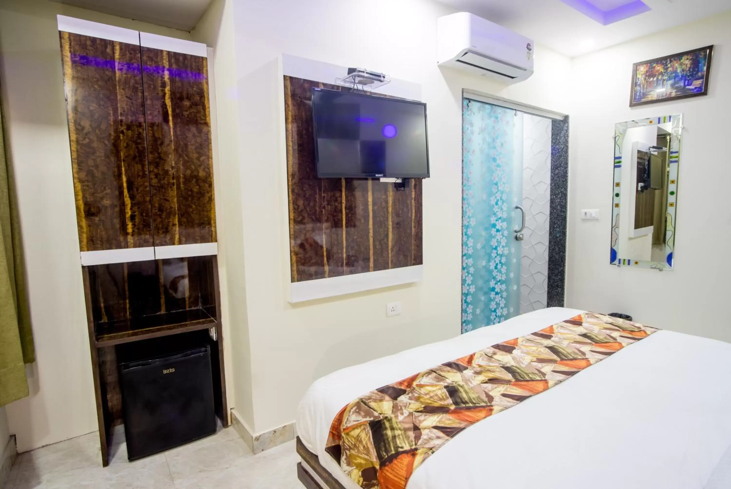 Communal lounge/ TV room, TV/Entertainment Center in Hotel Harsha International
