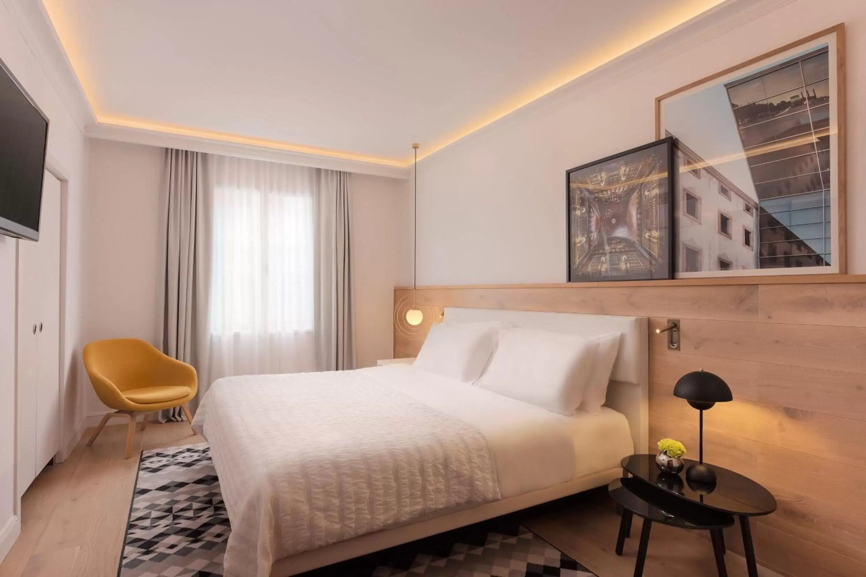 Photo of the whole room, Bed in Le Meridien Barcelona