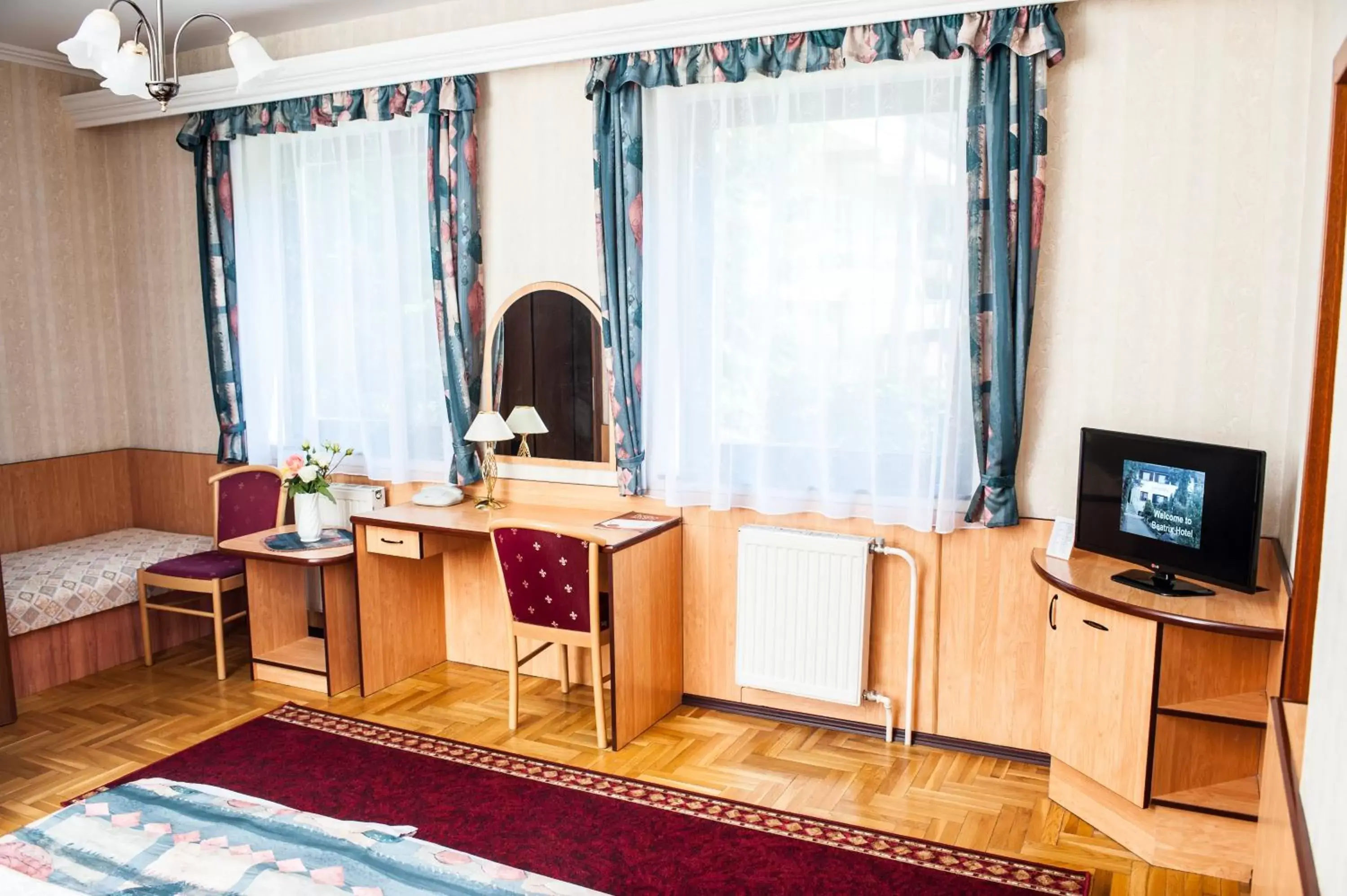 Bedroom, TV/Entertainment Center in Beatrix Hotel